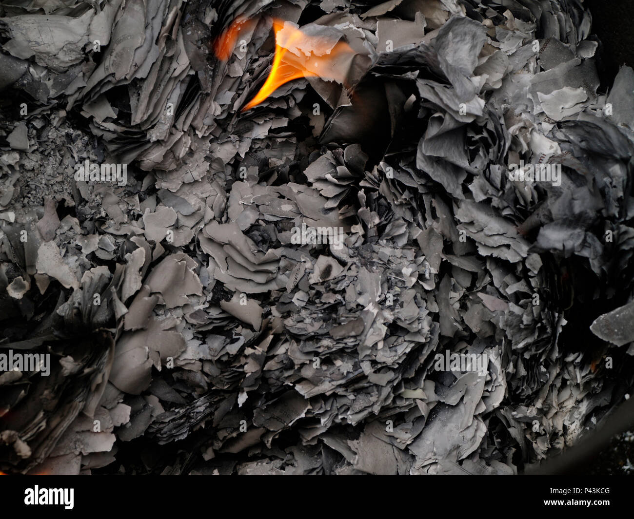 BURNING PAPERS - Documents - cendres flammes - FIRE - PAPIERS EN FEU - INCINÉRATION DE PAPIERS par incinérateur © Frédéric Beaumont Banque D'Images
