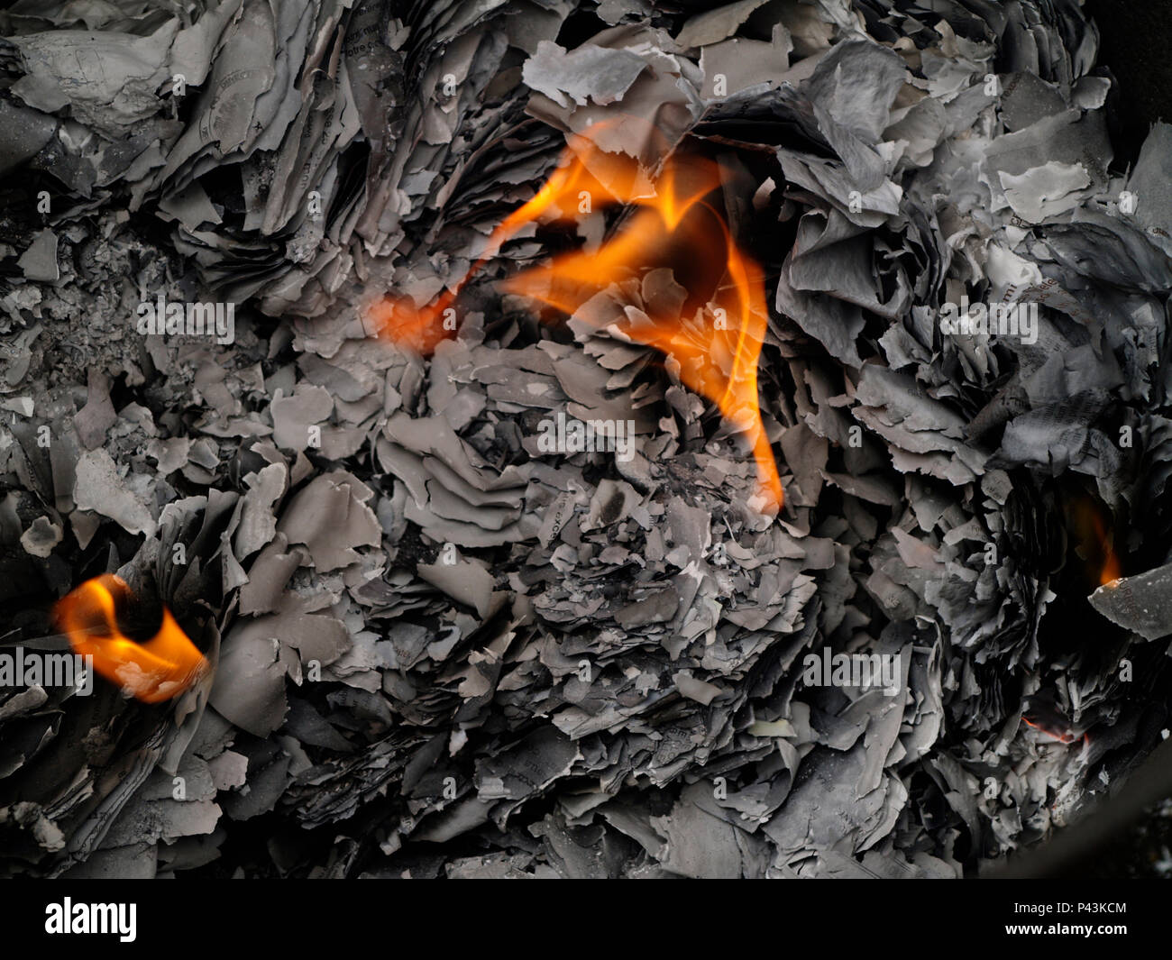 BURNING PAPERS - Documents - cendres flammes - FIRE - PAPIERS EN FEU - INCINÉRATION DE PAPIERS par incinérateur © Frédéric Beaumont Banque D'Images