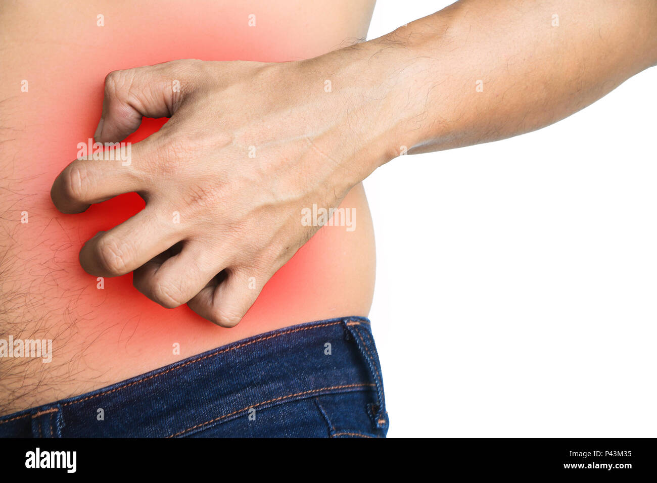Close up man problème avec démangeaisons estomac isolé sur fond blanc Banque D'Images