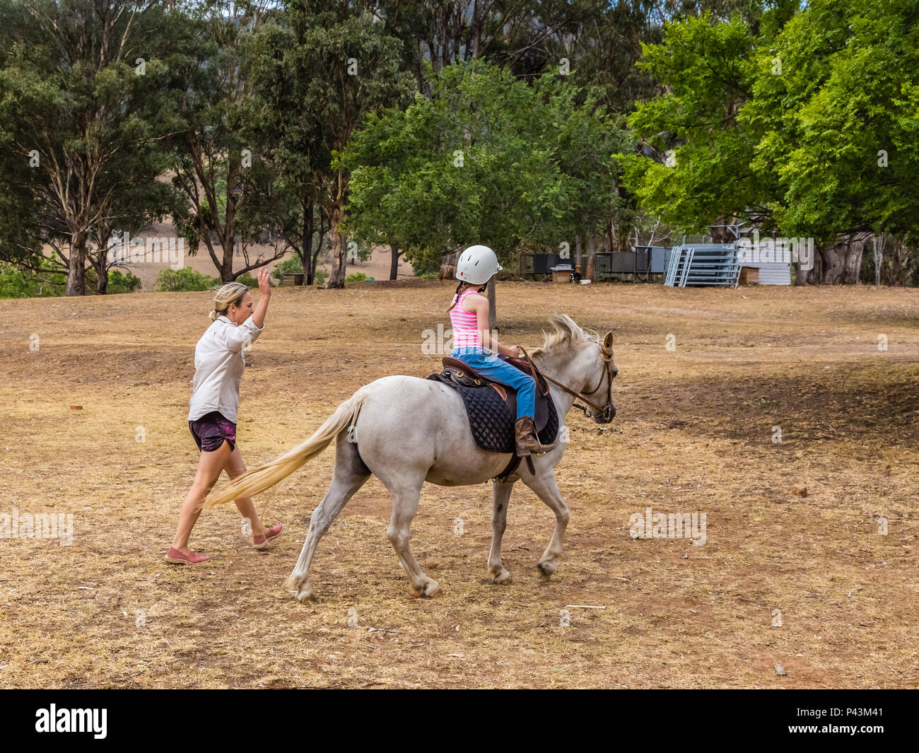 Jeune enfant à apprendre à faire du vélo dans la partie supérieure de la Hunter Valley, Nouvelle-Galles du Sud, Australie. Banque D'Images