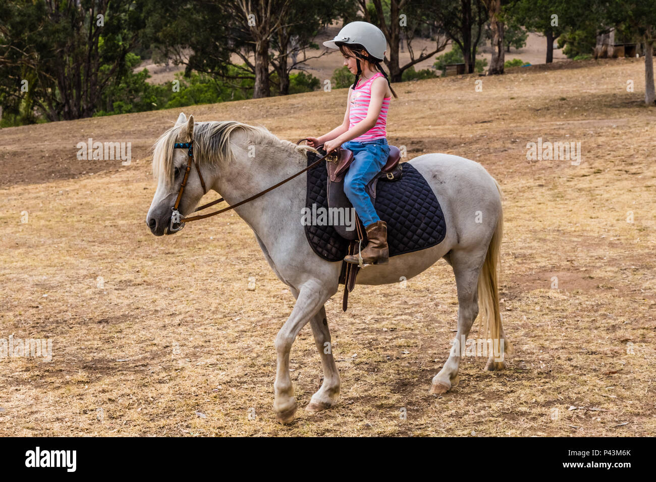 Jeune enfant à apprendre à faire du vélo dans la partie supérieure de la Hunter Valley, Nouvelle-Galles du Sud, Australie. Banque D'Images