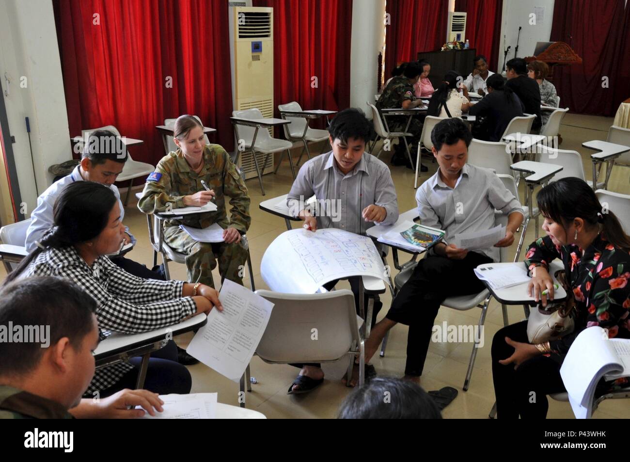 Royal Australian Air Force Flight Leader Karen McMahon examine différentes options pour enquêtes sur la santé publique au cours d'une situation d'intervention en cas de catastrophes naturelles dans le cadre d'un échange d'experts en la matière, le 9 juin 2016 dans la province de Kampot, au Cambodge. L'échange multilatéral était composée d'une des urgences de santé publique cours a porté sur l'aide humanitaire et la réponse aux catastrophes, et fait partie de l'air américaine du Pacifique des Forces canadiennes 16, un ange l'aide humanitaire et de l'opération militaire civile mission que s'appuie la capacité des partenaires par le biais de la médecine et de la santé, de l'ingénierie des projets de sensibilisation civique et de l'objet Banque D'Images