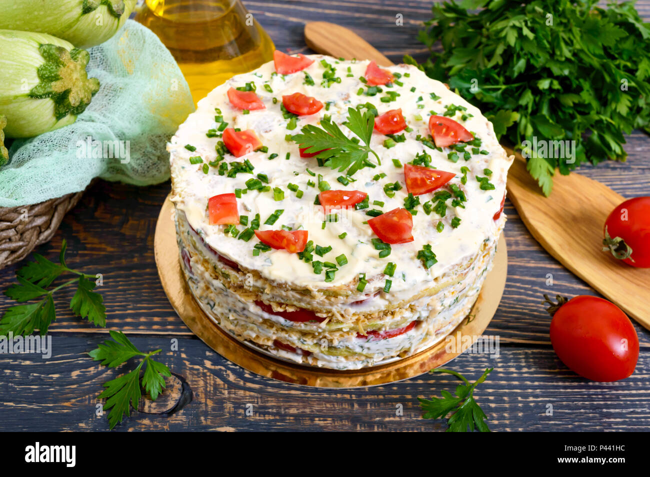 Un Delicieux Gateau De Courgettes Tomates Et Fromage Sur Une Table En Bois Gateau De Legumes Photo Stock Alamy