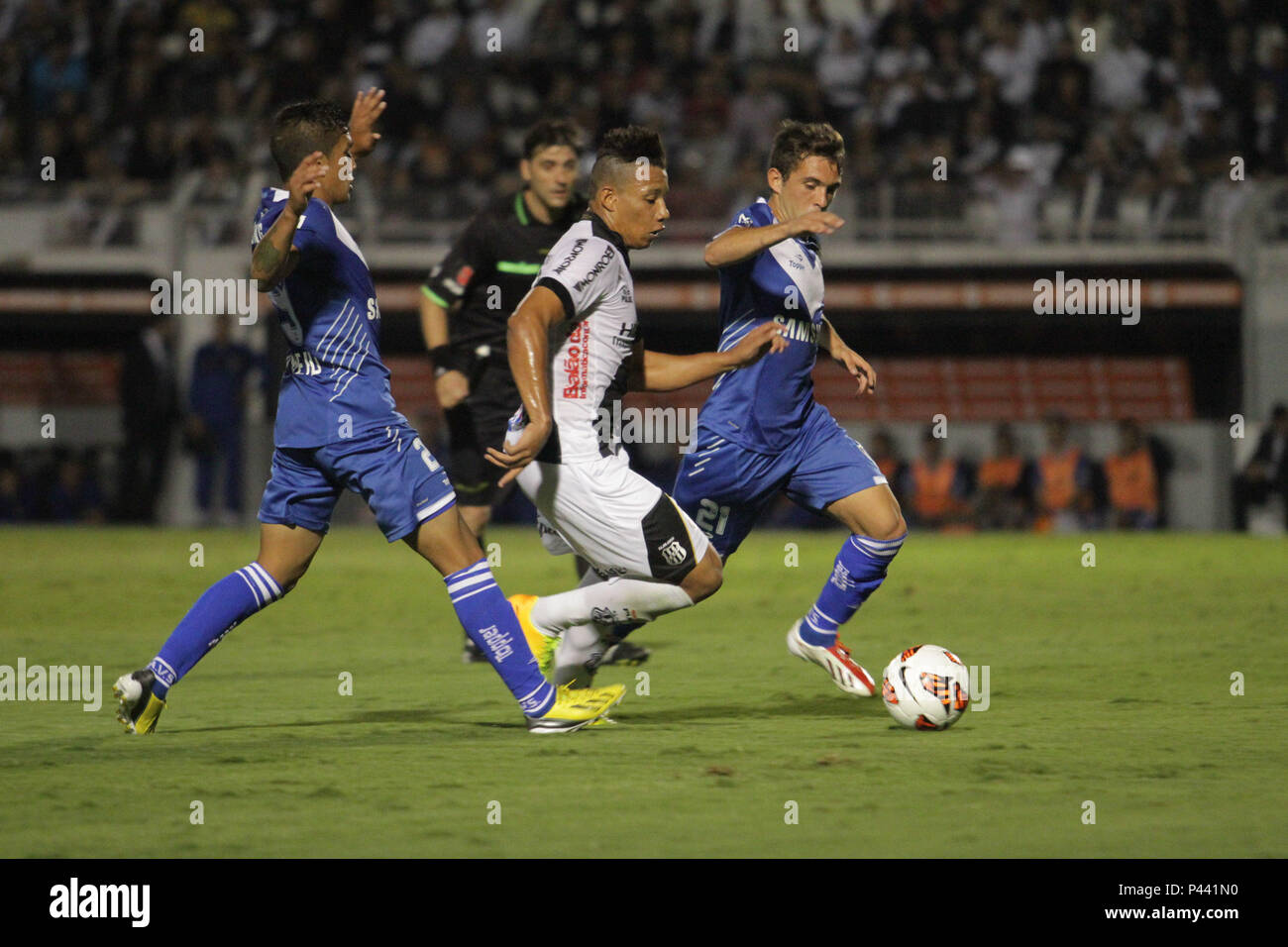 CAMPINAS, SP - 31/10/2013 : Ponte Preta X VELEZ SARSFIELD - Lance durante partida entre Ponte Preta x Velez Sarsfield, Vía¡lida pela Copa Sul-Americana, realizada no EstÃ©s de dio MoisÃ Lucarelli. (Foto : Gustavo Magnusson / Fotoarena) Banque D'Images