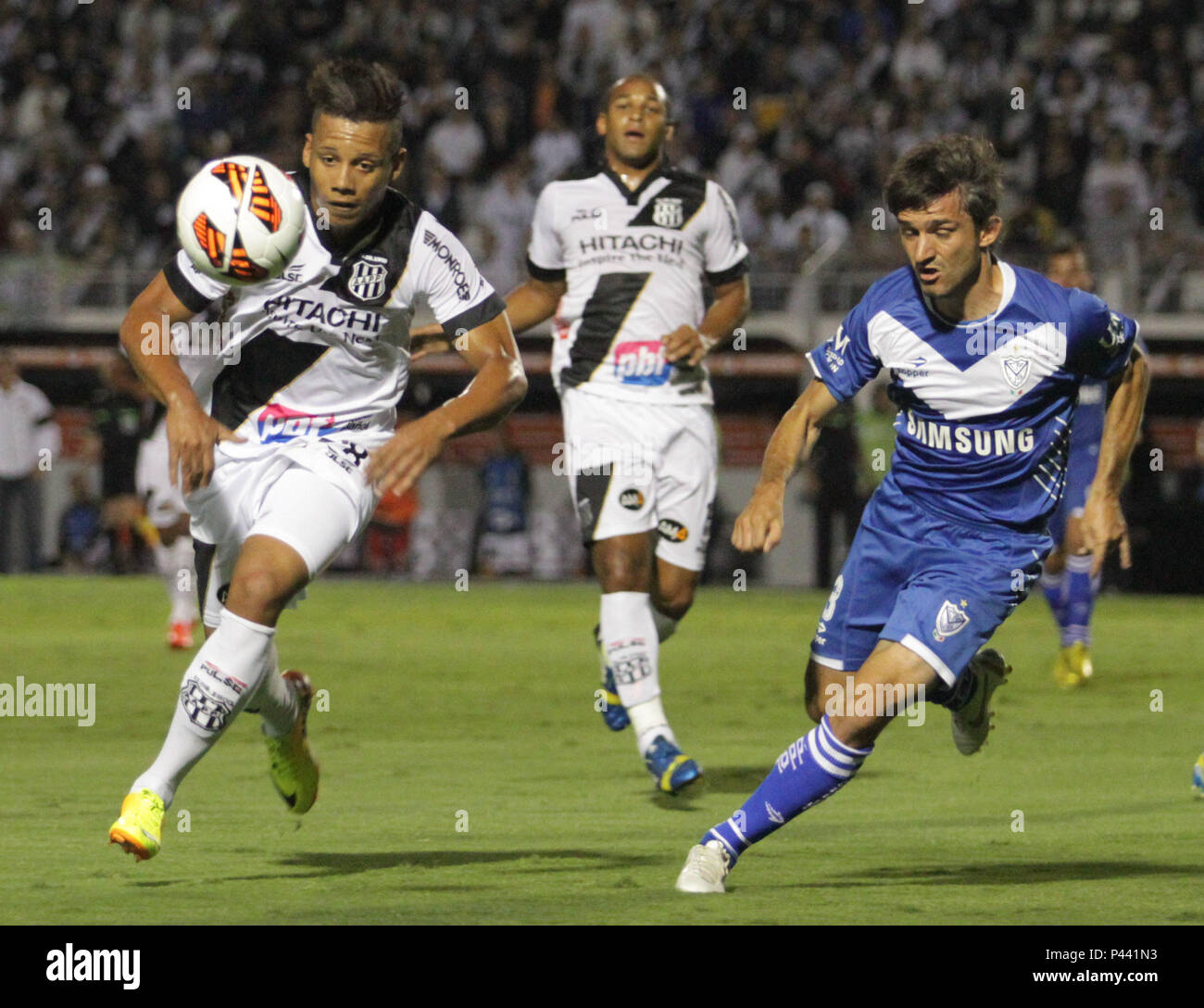 CAMPINAS, SP - 31/10/2013 : Ponte Preta X VELEZ SARSFIELD - Lance durante partida entre Ponte Preta x Velez Sarsfield, Vía¡lida pela Copa Sul-Americana, realizada no EstÃ©s de dio MoisÃ Lucarelli. (Foto : Gustavo Magnusson / Fotoarena) Banque D'Images