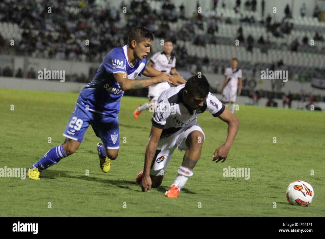 CAMPINAS, SP - 31/10/2013 : Ponte Preta X VELEZ SARSFIELD - Lance da partida entre Ponte Preta x Velez Sarsfield, Vía¡lida pela Copa Sul-Americana, realizada no EstÃ©s de dio MoisÃ Lucarelli. (Foto : Gustavo Magnusson / Fotoarena) Banque D'Images