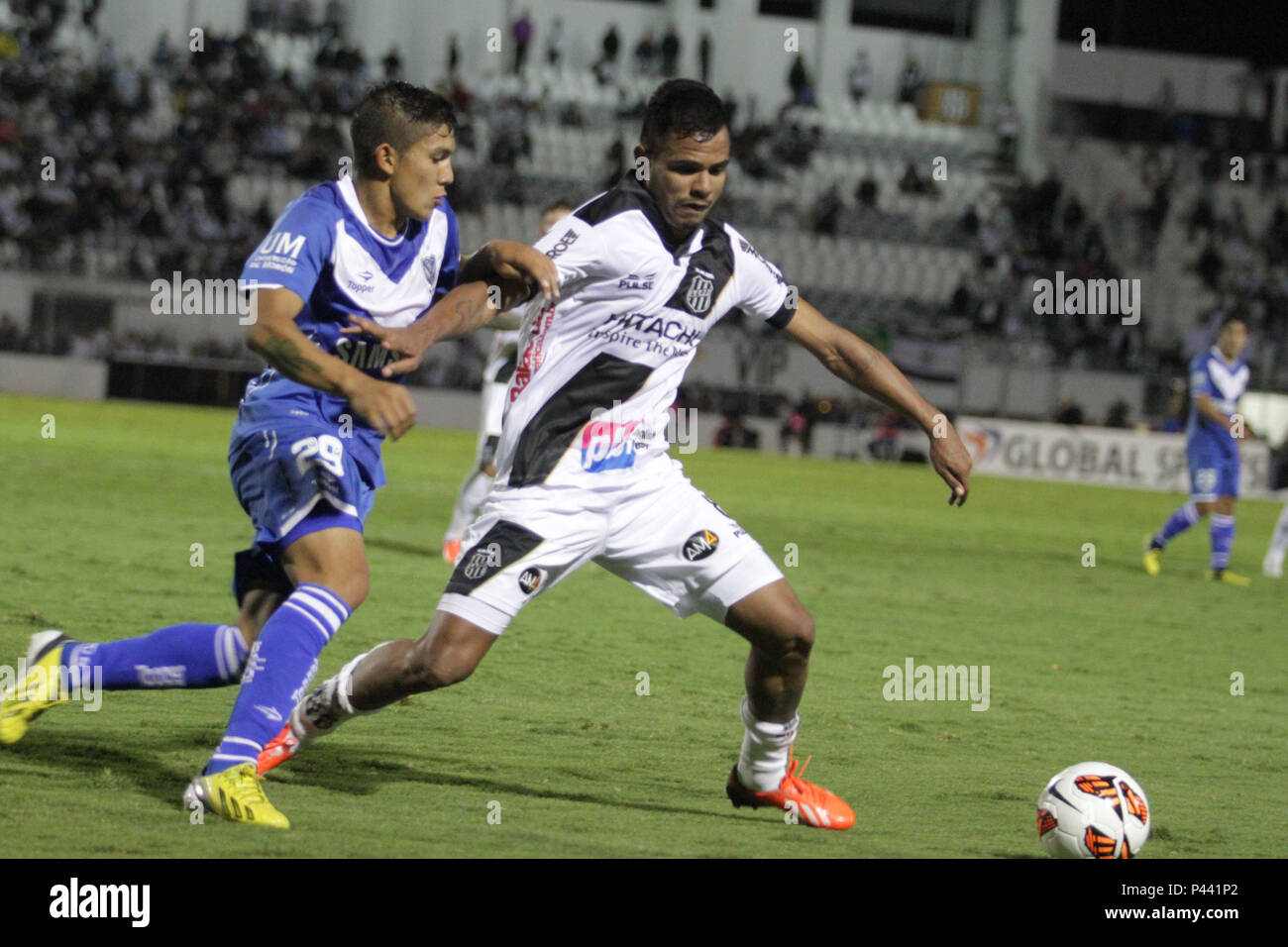 CAMPINAS, SP - 31/10/2013 : Ponte Preta X VELEZ SARSFIELD - Lance da partida entre Ponte Preta x Velez Sarsfield, Vía¡lida pela Copa Sul-Americana, realizada no EstÃ©s de dio MoisÃ Lucarelli. (Foto : Gustavo Magnusson / Fotoarena) Banque D'Images