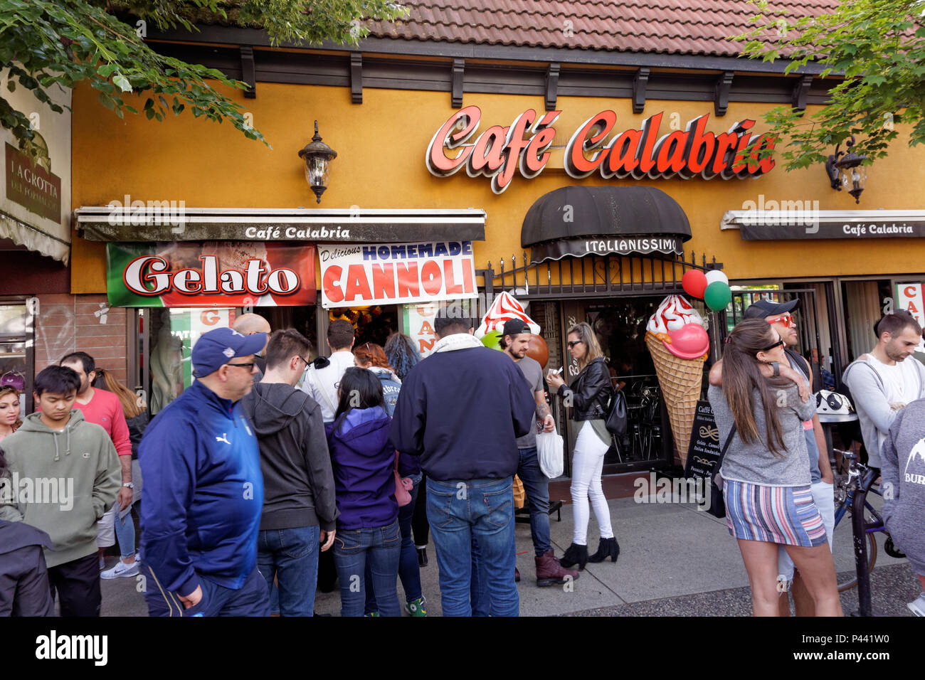 La foule en face de Cafe Calabria à jour italien 2018 célébrations à Commercial Drive, Vancouver, BC, Canada Banque D'Images
