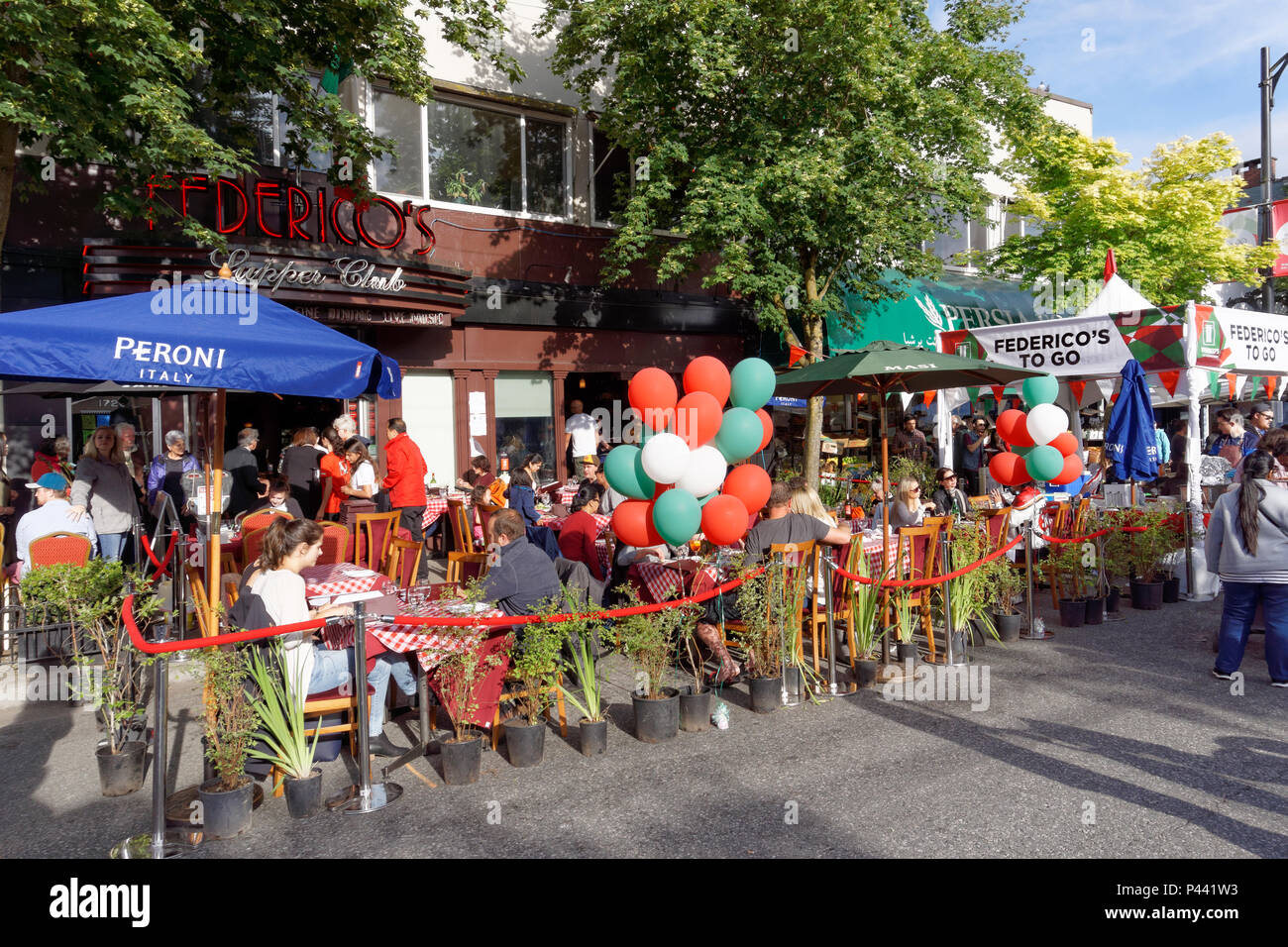 Les personnes mangeant à l'extérieur à jour italien célébrations 2018 sur Commercial Drive, Vancouver, BC, Canada Banque D'Images