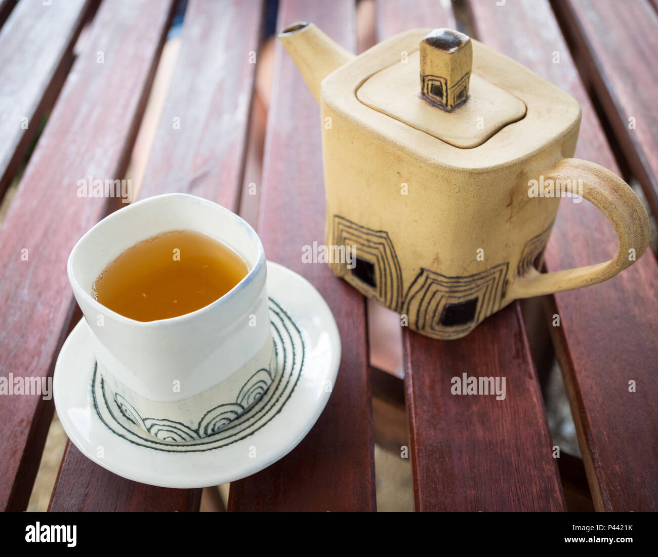 Une tasse et une théière de thé vert de Westholme Plateau ferme, près de Duncan, en Colombie-Britannique, Canada. Banque D'Images