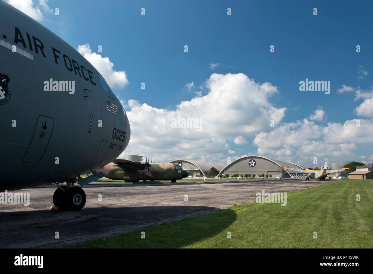 Un Boeing C-17 Globemaster, un grand avion de transport militaire, en dehors de la Nat. Musée de l'US Air Force à Wright-Patterson Air Force Base, Ohio. Banque D'Images