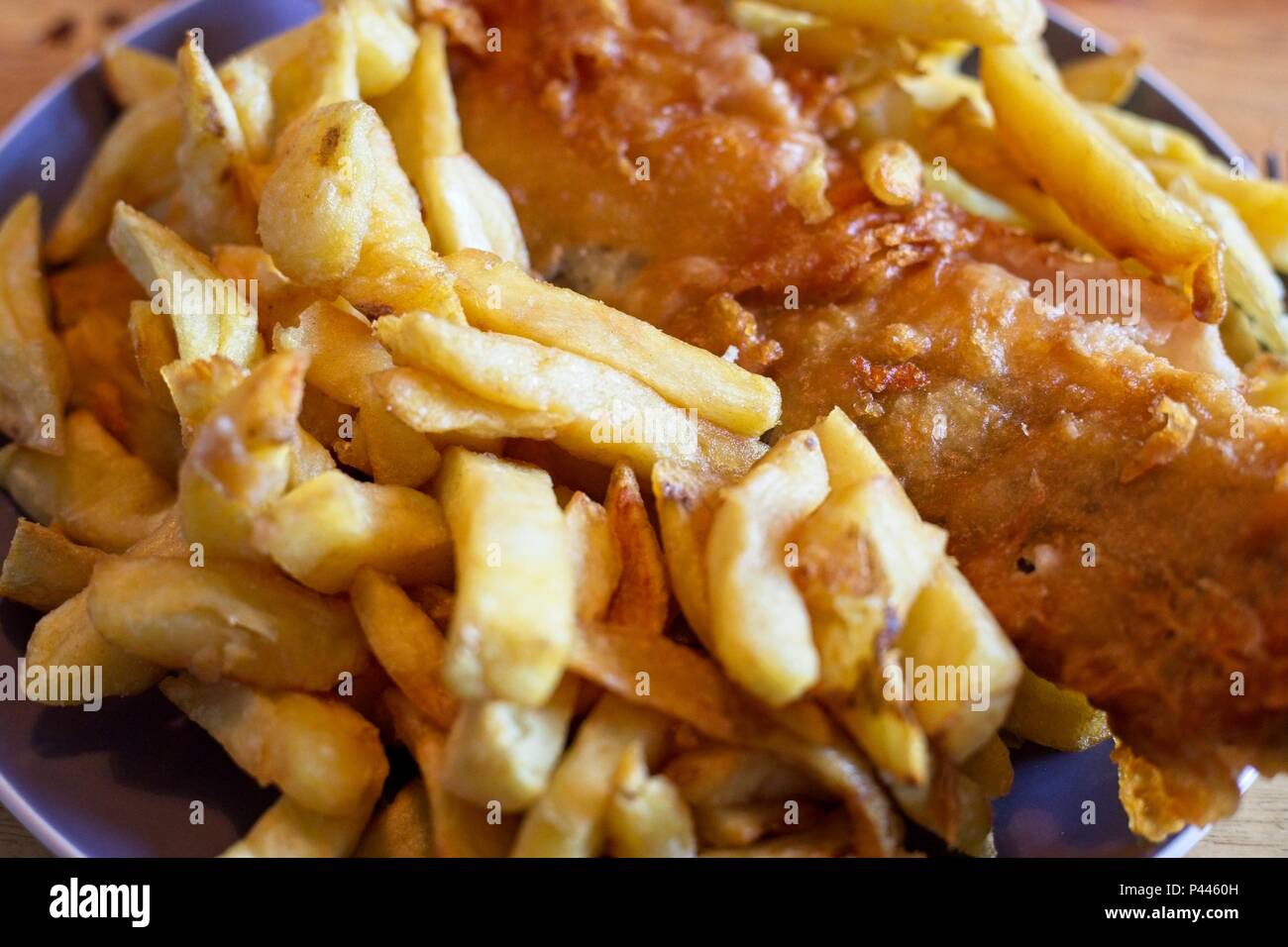 Fish and chips, un repas traditionnel anglais composé de morue frit et frites Banque D'Images