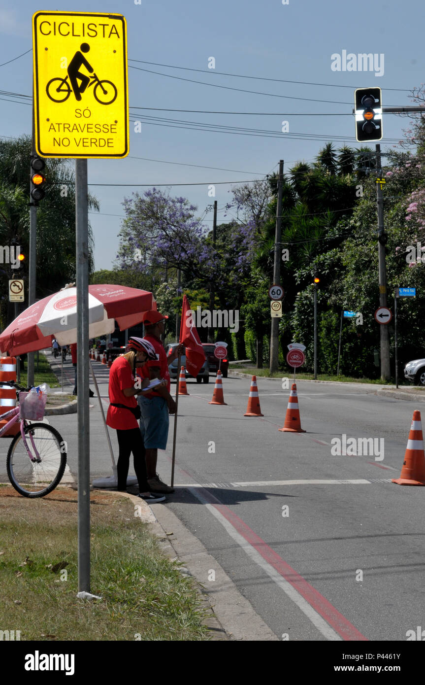 Placa de Transito - Durante. Sinalização SÃO PAULO/SP, Brasil 06/11/2013. (Foto : Fábio Guinalz Fotoarena /) Banque D'Images