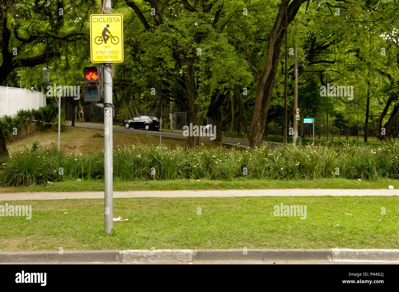 Placa de Transito - Durante. Sinalização SÃO PAULO/SP, Brasil 06/11/2013. (Foto : Fábio Guinalz Fotoarena /) Banque D'Images