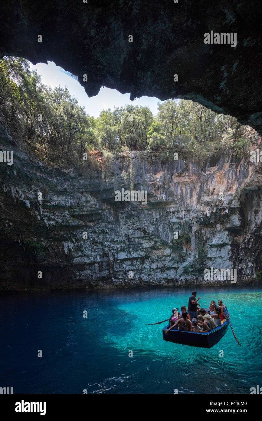 La grotte de Melissani ou lac de Melissani, aussi Melisani, est une grotte située sur l'île de Kefalonia, Grèce, au nord-ouest de Sami. Banque D'Images