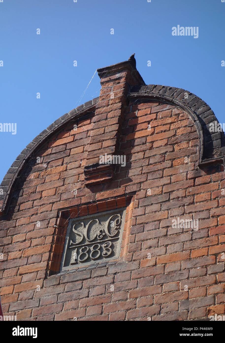 Le monogramme de pignon de style hollandais Samuel Courtauld & Co brick cottage immobilier Essex Halstead Banque D'Images