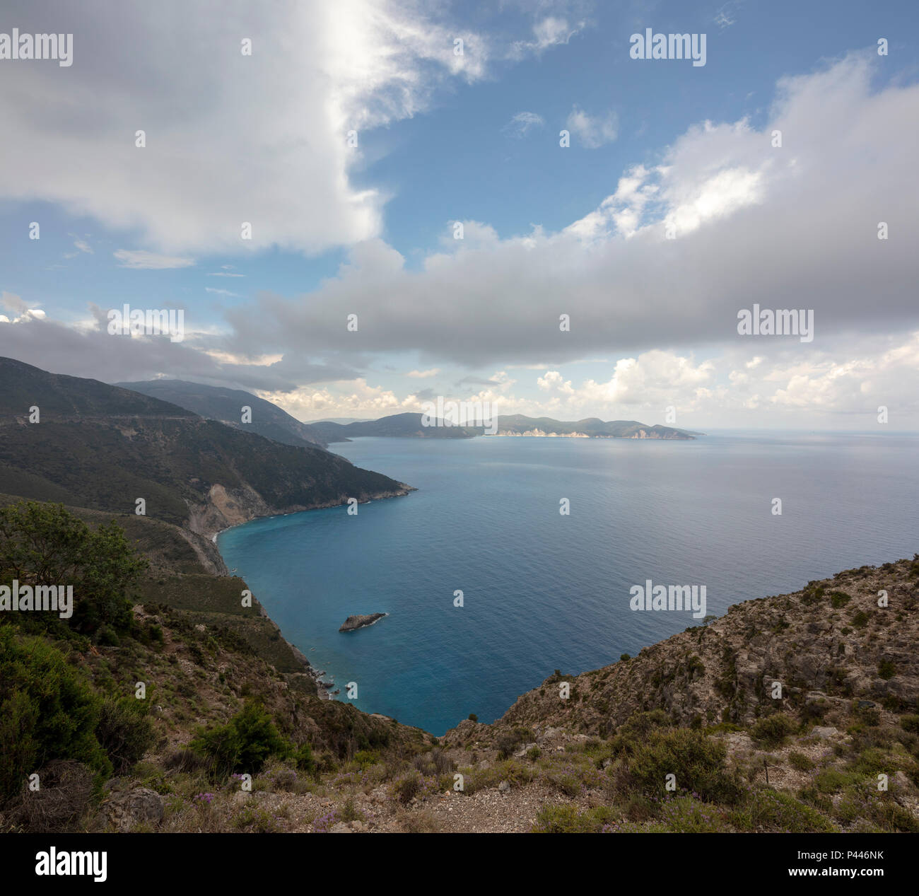 Côte et mer Ionienne, près de Plage de Myrtos, Céphalonie, Grèce. Banque D'Images