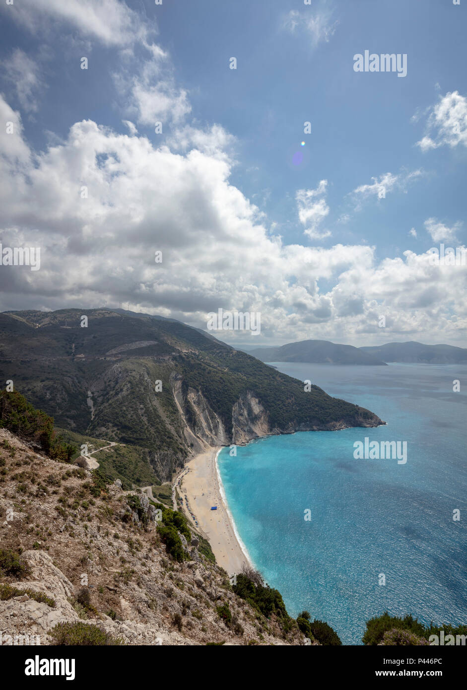 Plage de Myrtos dans la région de Pylaros, dans le nord-ouest de l'île de Céphalonie, dans la mer Ionienne de la Grèce. Banque D'Images