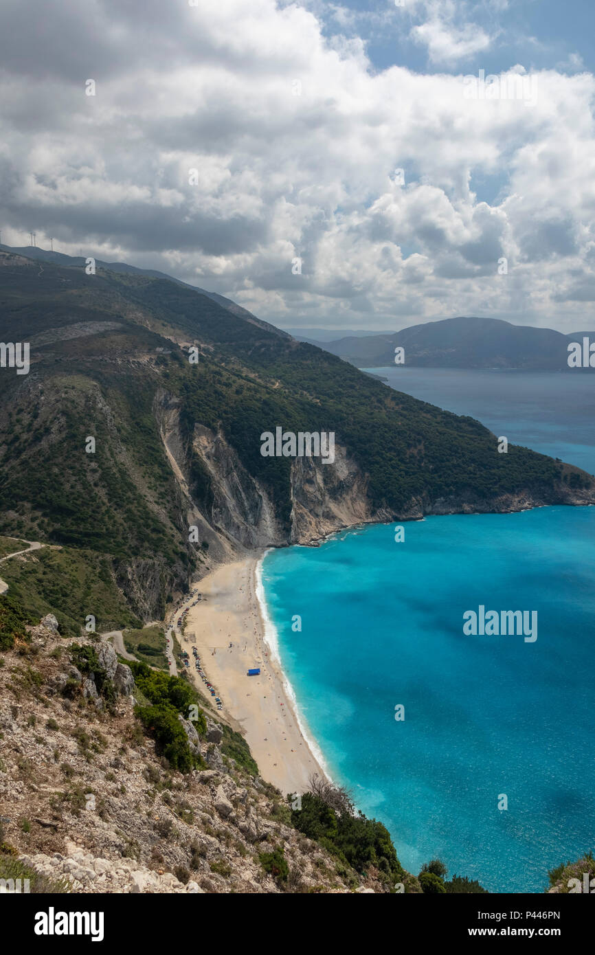 Plage de Myrtos dans la région de Pylaros, dans le nord-ouest de l'île de Céphalonie, dans la mer Ionienne de la Grèce. Banque D'Images