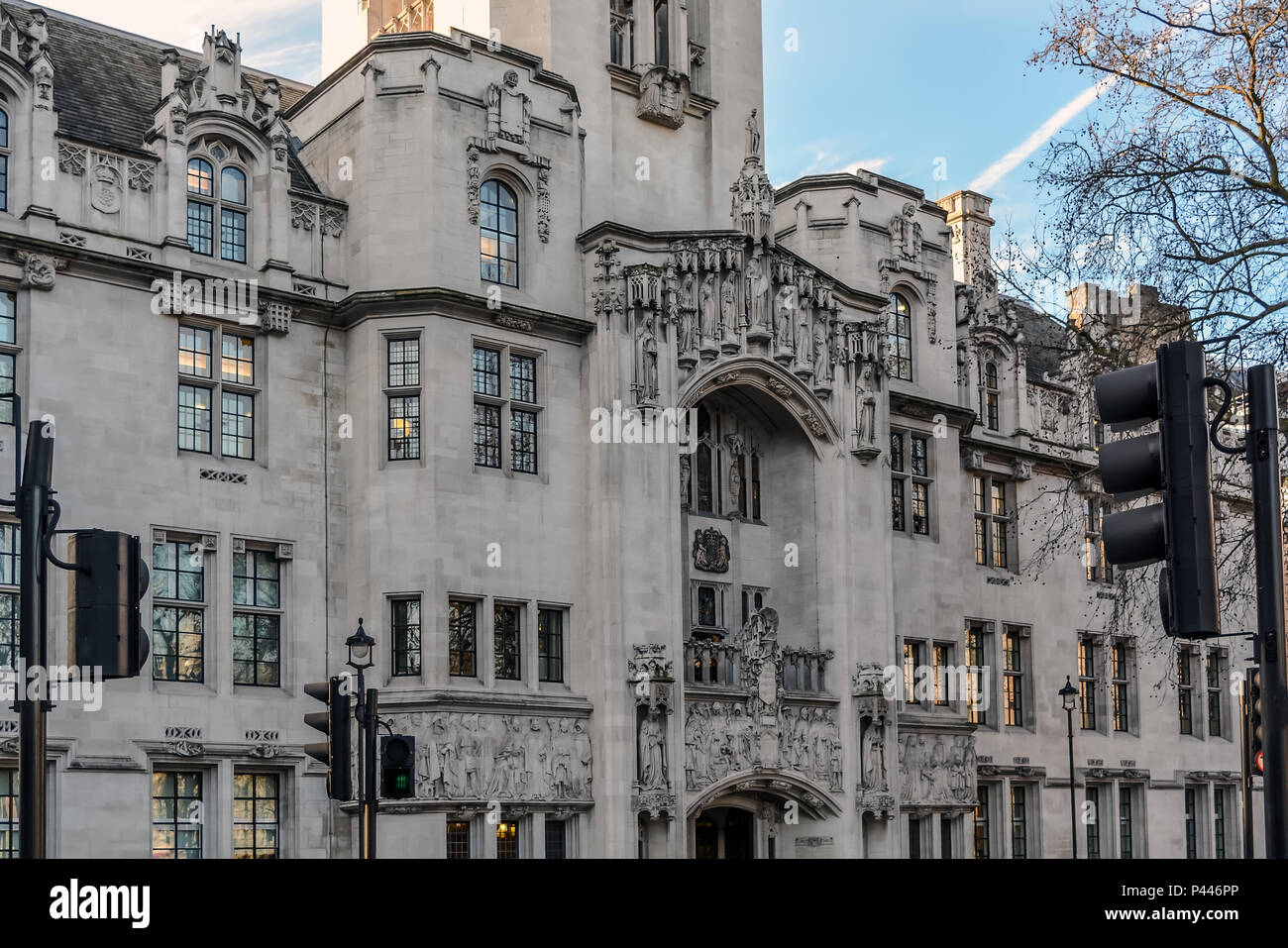 La façade gothique art nouveau de la Middlesex Guildhall qui est la maison de la Cour Suprême du Royaume-Uni. L'impressi Banque D'Images