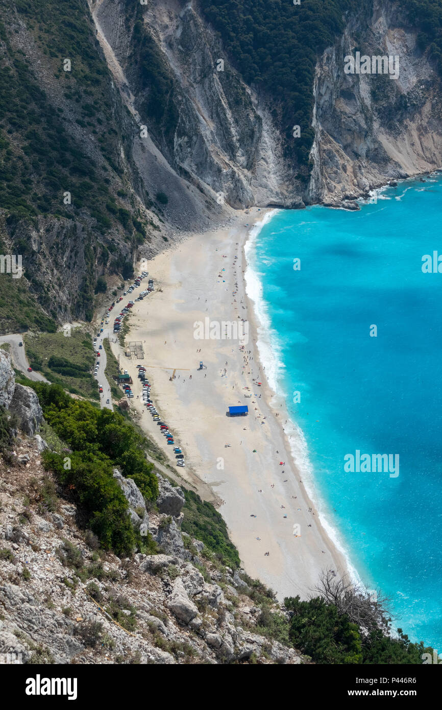 Plage de Myrtos dans la région de Pylaros, dans le nord-ouest de l'île de Céphalonie, dans la mer Ionienne de la Grèce. Banque D'Images