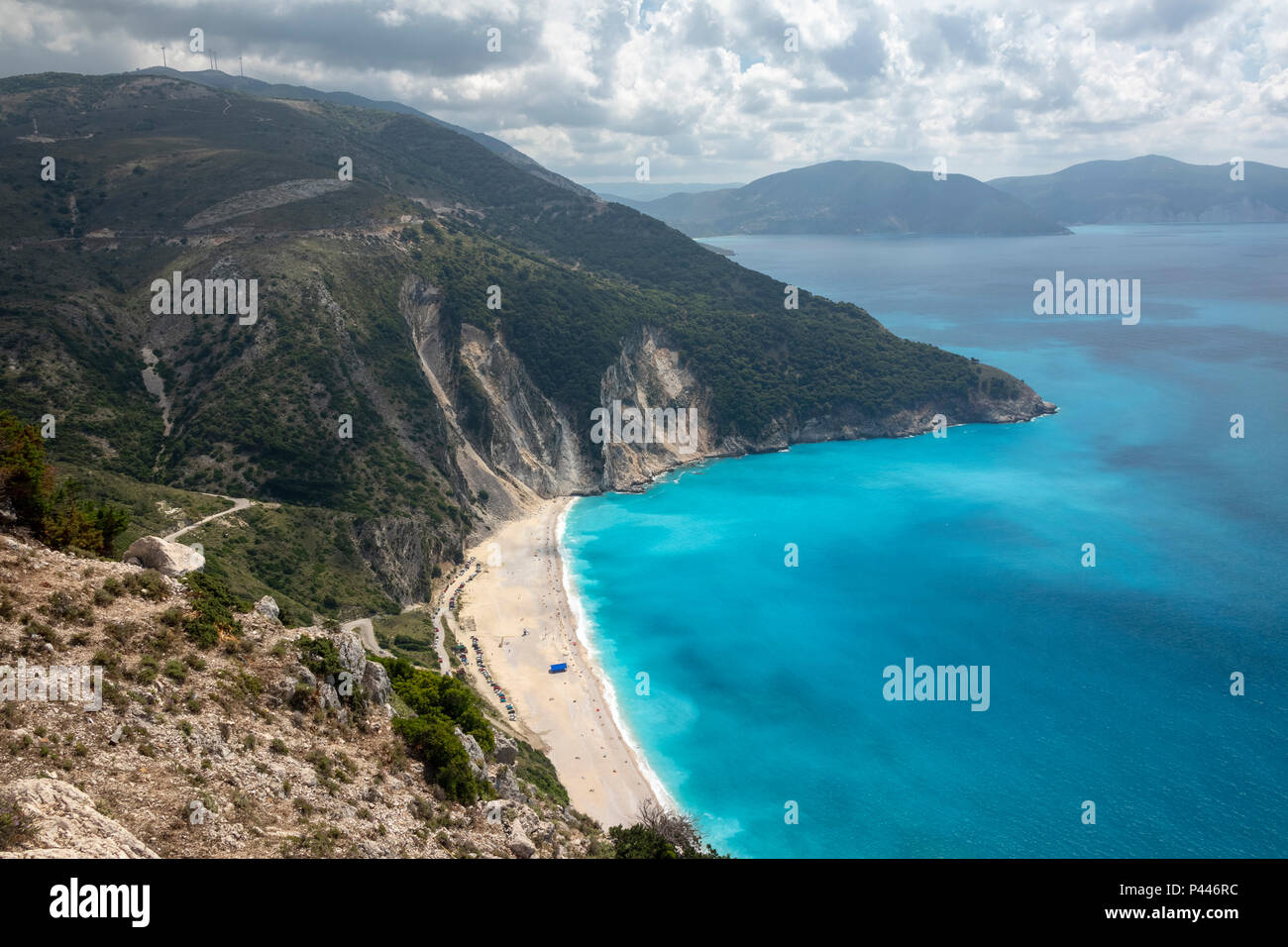 Plage de Myrtos dans la région de Pylaros, dans le nord-ouest de l'île de Céphalonie, dans la mer Ionienne de la Grèce. Banque D'Images