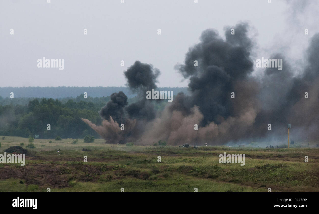 L'impact d'artillerie à la masse à une démonstration de tir réel au cours de l'effort Anakonda 2016. L'exercice, une multinationale dirigée par la Pologne, l'exercice allant du 7 au 17 juin, auprès d'environ 31 000 participants de plus de 20 nations et est un événement de formation de l'armée américaine pour l'Europe. Banque D'Images