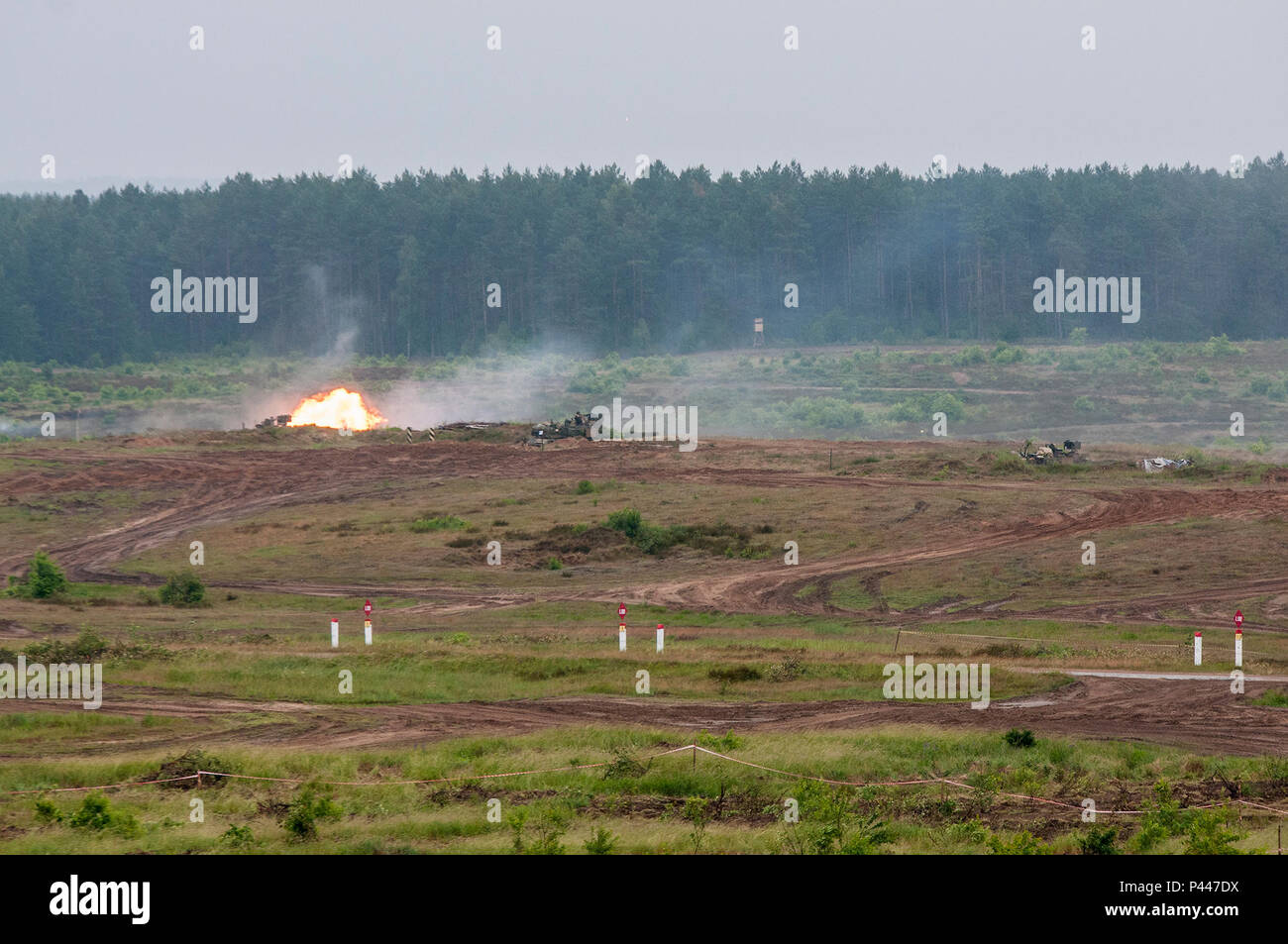 Un M1A2 Abrams SEP V2 char de combat principal (CCP) à partir de la 1ère Brigade Combat Team, 3ème Division d'infanterie, les incendies 120mm dans le cadre d'une démonstration de tir réel au cours de l'effort Anakonda 2016, une multinationale dirigée par la Pologne, l'exercice allant du 7 au 17 juin, auprès d'environ 31 000 participants de plus de 20 nations et est un événement de formation de l'armée américaine pour l'Europe. Banque D'Images