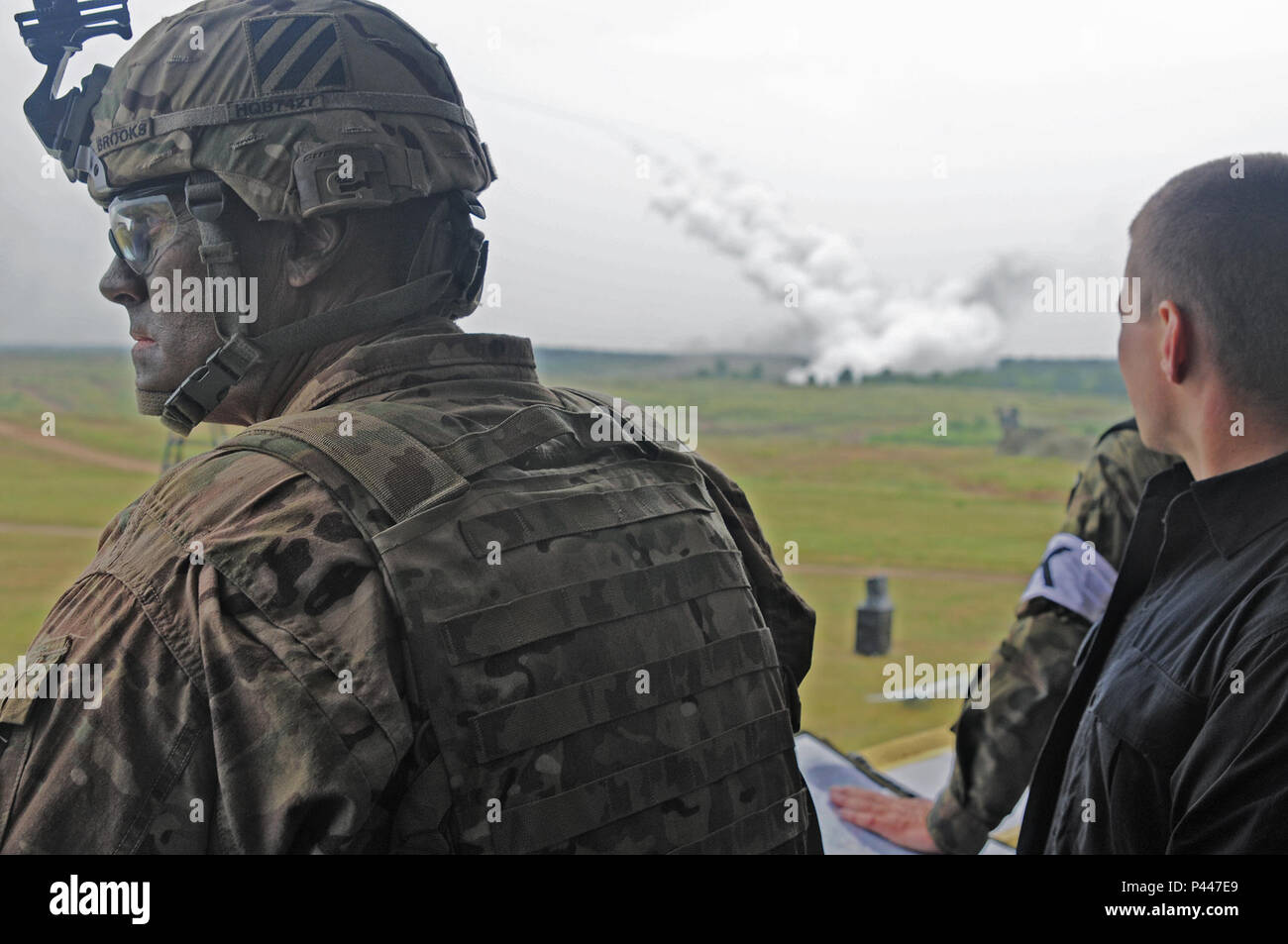 Le colonel Phil Brooks observe une démonstration de tir réel d'une plate-forme d'observation que deux roquettes d'artillerie à grande mobilité (HIMARS) sont licenciés au cours de l'exercice 2016 Anakonda. L'exercice, une multinationale dirigée par la Pologne, l'exercice allant du 7 au 17 juin, auprès d'environ 31 000 participants de plus de 20 nations et est un événement de formation de l'armée américaine pour l'Europe. Banque D'Images