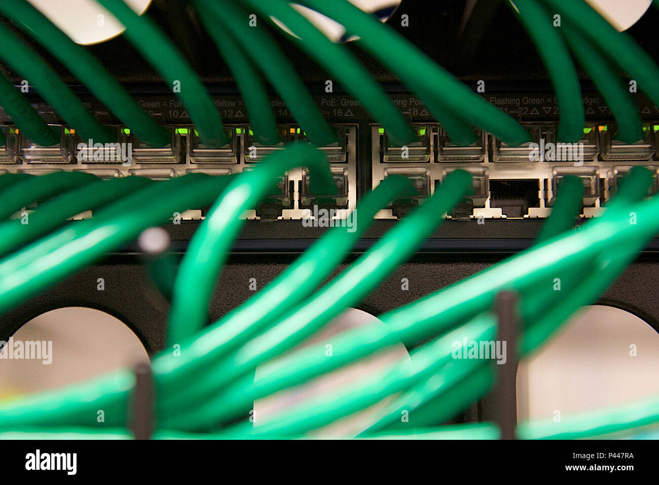 JOINT BASE LANGLEY-EUSTIS, Virginie - Le 185e Escadron d'opérations cybernétiques, le dernier né de la 192nd Fighter Wing Operations Group, est opérationnel.Directeur des Opérations Le Major Nathan Brown travaille dur pour doter le nouvel escadron parce qu'avec un home-station sur la mobilisation à l'horizon de l'automne de 2018, il n'y a pas de temps à perdre."Je suis à la recherche de personnes qui ont les aptitudes et le désir d'apprendre à propos de la cybersécurité. J'aimerais beaucoup qu'ils ont une expérience en tant que bien, mais nous pouvons les former aussi longtemps que l'aptitude et le désir sont là," a dit Brown.La mission pour cette cyber protection t Banque D'Images