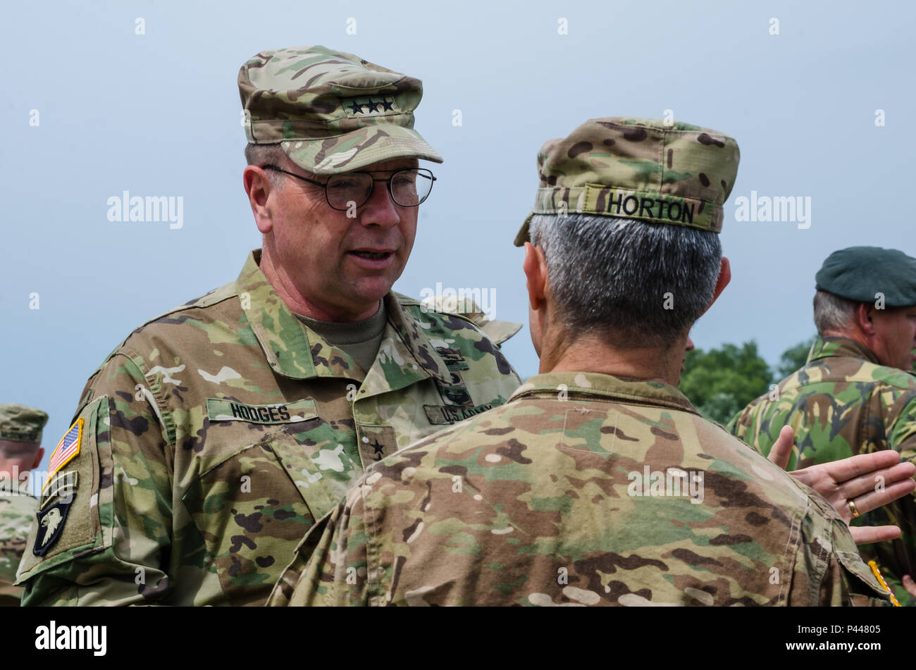 Le Lieutenant de l'armée américaine Gen Ben Hodges, le général commandant de l'armée américaine, l'Europe parle avec le colonel de l'armée américaine Arturo Horton, commandant de la 18e Brigade de la Police militaire, lors d'une visite par le président de la Pologne à Chelmno, en Pologne, le 13 juin 2016. Le Président Andrzej Duda visité Chelmno pour regarder une démonstration militaire et prononcer un discours au sujet de l'exercice Anakonda 2016. L'exercice est dirigée par la Pologne une convention collective de l'effort de formation pour renforcer l'interopérabilité et de renforcer les liens entre les pays alliés et partenaires, assurer la paix et la sécurité collective dans la région. Banque D'Images