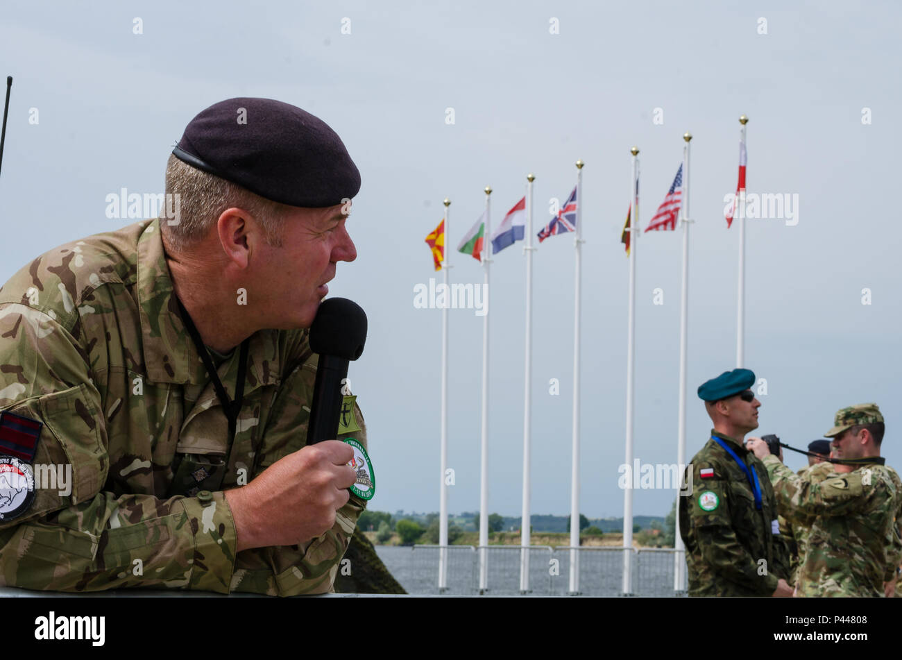 L'Armée britannique Capitaine Simon Mayers, l'agent de supervision de l'exploitation du pont, annonce les événements au cours d'une visite du président de la Pologne à Chelmno, en Pologne, le 13 juin 2016. Le Président Andrzej Duda visité Chelmno pour regarder une démonstration militaire et prononcer un discours au sujet de l'exercice Anakonda 2016. L'exercice est dirigée par la Pologne une convention collective de l'effort de formation pour renforcer l'interopérabilité et de renforcer les liens entre les pays alliés et partenaires, assurer la paix et la sécurité collective dans la région. Banque D'Images