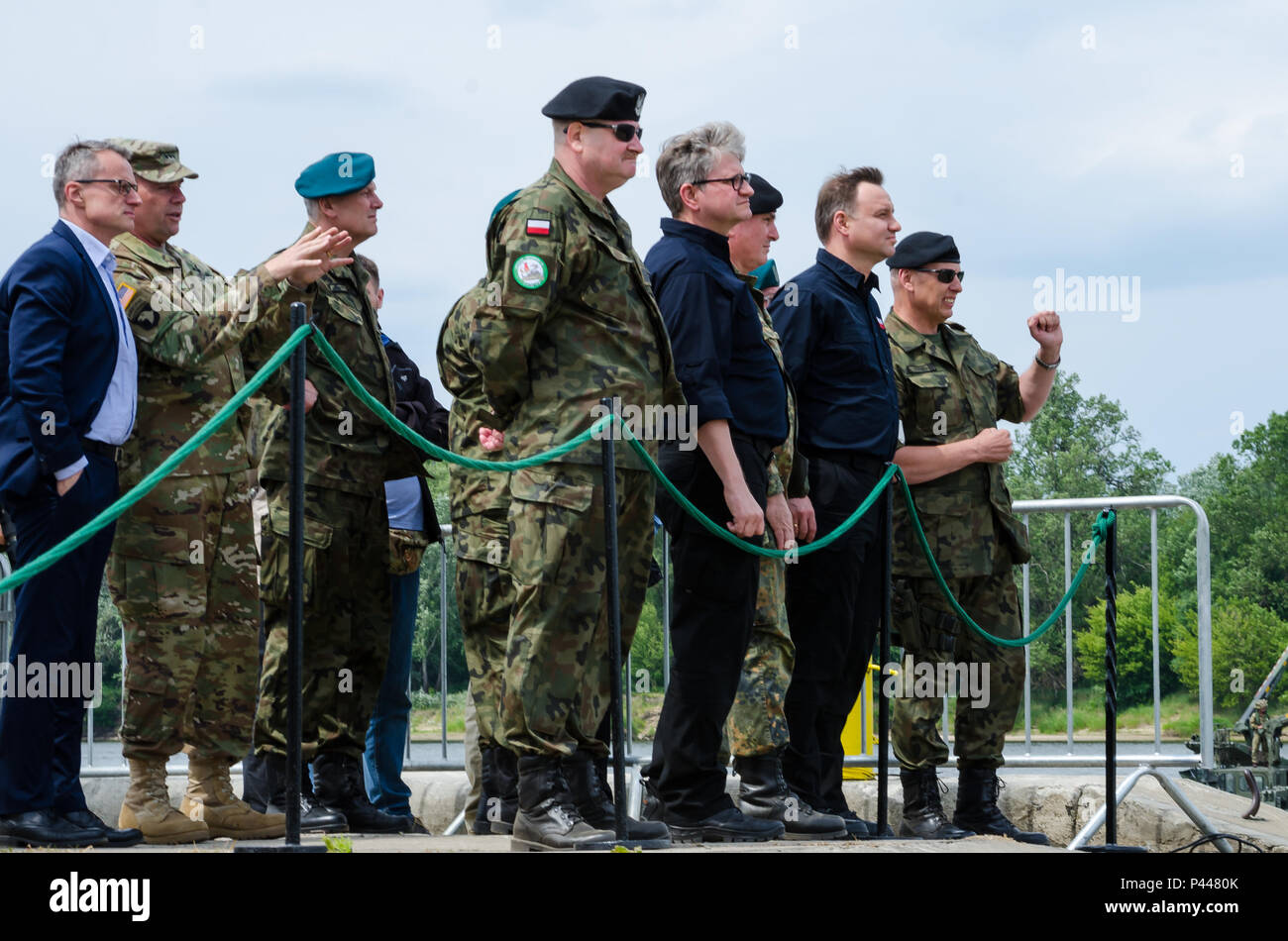 Andrzej Duda, le président de la Pologne, les montres une traversée de pont avec d'autres éminents visiteurs à Chelmno, en Pologne, le 13 juin 2016. Le Président Duda visité Chelmno pour regarder une démonstration militaire et prononcer un discours au sujet de l'exercice Anakonda 2016. L'exercice est dirigée par la Pologne une convention collective de l'effort de formation pour renforcer l'interopérabilité et de renforcer les liens entre les pays alliés et partenaires, assurer la paix et la sécurité collective dans la région. Banque D'Images