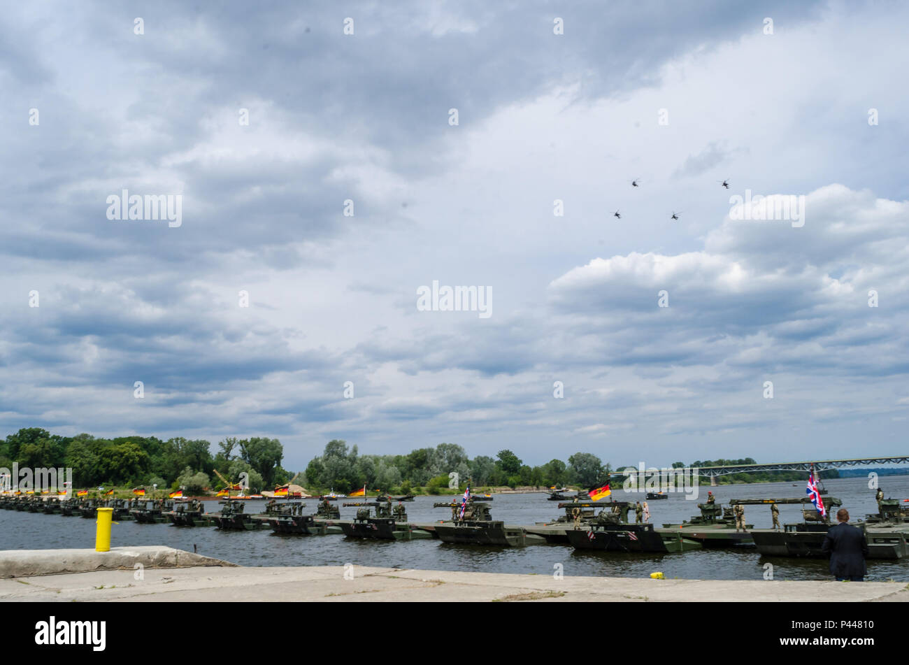 L'armée américaine d'hélicoptères d'attaque AH-64 survoler rapidement un pont-assemblés au cours d'une visite du président de la Pologne à Chelmno, en Pologne, le 13 juin 2016. Le Président Andrzej Duda visité Chelmno pour regarder une démonstration militaire et prononcer un discours au sujet de l'exercice Anakonda 2016. L'exercice est dirigée par la Pologne une convention collective de l'effort de formation pour renforcer l'interopérabilité et de renforcer les liens entre les pays alliés et partenaires, assurer la paix et la sécurité collective dans la région. Banque D'Images