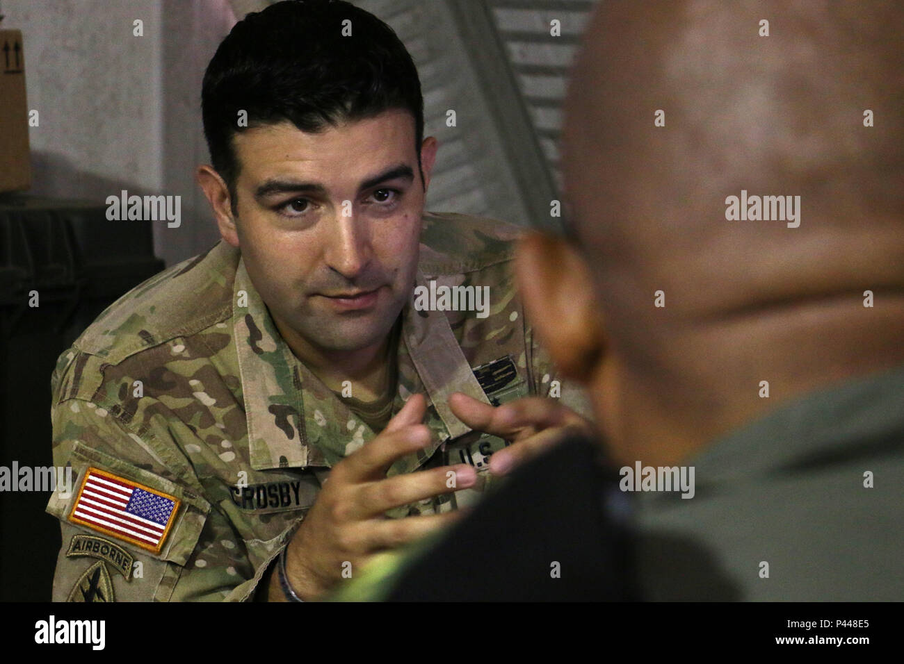 Le Major Ryan Crosby, officier responsable de l'exercice conjoint de l'Accord Central du Groupe de soutien 2016 traite de la logistique avec un officier des Forces armées de la République démocratique du Congo le 12 juin 2016 à l'emplacement de sécurité coopérative dans la région de Libreville, Gabon. L'exercice de l'Afrique de l'armée américaine Accord Central 2016 est un annuel, combinés, exercice militaire conjoint qui réunit les nations partenaires pour pratiquer et démontrer sa compétence dans la conduite des opérations de maintien de la paix. (U.S. Photo de l'armée par le sergent. Candace Mundt/libérés) Banque D'Images