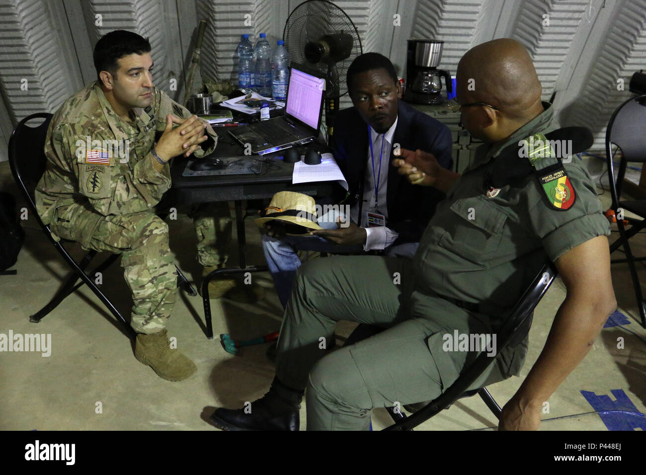 Le Major Ryan Crosby (à gauche), officier responsable de l'exercice conjoint de l'Accord Central du Groupe de soutien 2016, examine les exigences logistiques avec un officier des Forces armées de la République démocratique du Congo le 12 juin 2016 à l'emplacement de sécurité coopérative dans la région de Libreville, Gabon. L'exercice de l'Afrique de l'armée américaine Accord Central 2016 est un annuel, combinés, exercice militaire conjoint qui réunit les nations partenaires pour pratiquer et démontrer sa compétence dans la conduite des opérations de maintien de la paix. (U.S. Photo de l'armée par le sergent. Candace Mundt/libérés) Banque D'Images