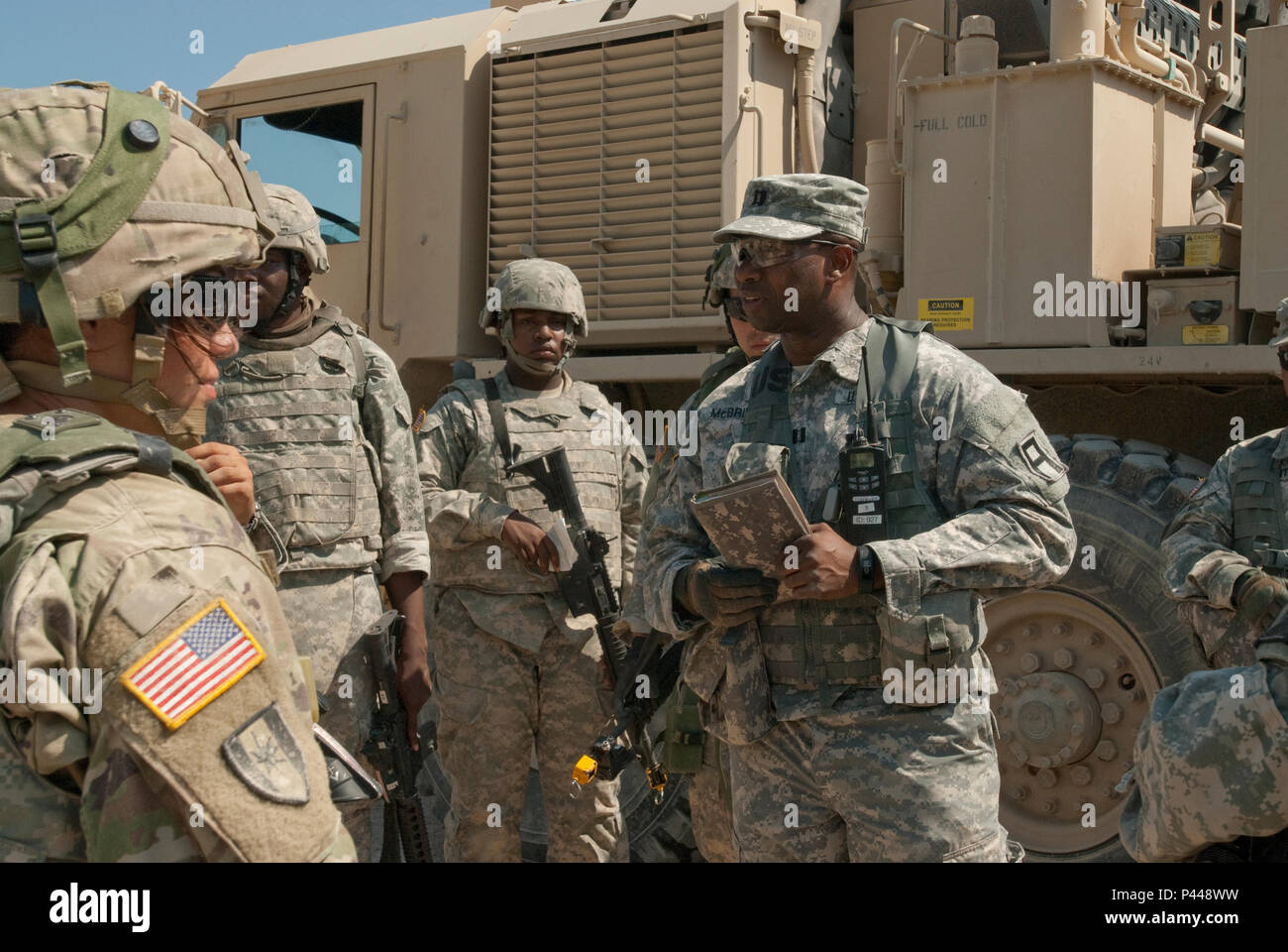 Le Capitaine Richard J. McBride donne une brève analyse après action (AAR) après transmettre, c'est attaqué au cours de l'échelon Brigade intégrée multi-Formation (MiBT) exercice 13 juin 2016, à Fort Hood, au Texas. Un MiBT est un événement de formation à plusieurs composantes qui soutient de préparation des composants actifs et de réserve conformément à l'armée américaine de la politique de la Force totale. La Garde nationale du Mississippi (photo par le Sgt. DeUndra Brown 102d, détachement des affaires publiques/libérés) Banque D'Images