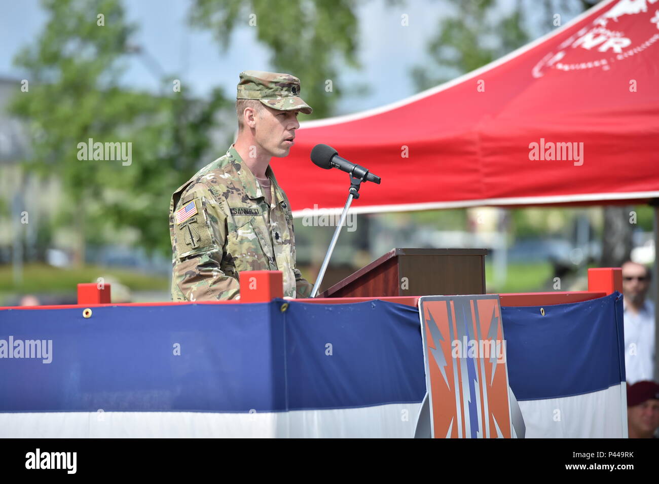 Le Lieutenant-colonel de l'armée américaine Sannutti Adam A., le 44e Bataillon du Corps expéditionnaire, commandant du signal entrant, donne un discours lors de la passation de commandement du bataillon cérémonie à la caserne de la tour domaine de la Parade, Grafenwoehr, Allemagne, Jun. 10, 2016. (U.S. Photo de l'armée par Visual Spécialiste de l'information, Gertrud Zach/libérés) Banque D'Images