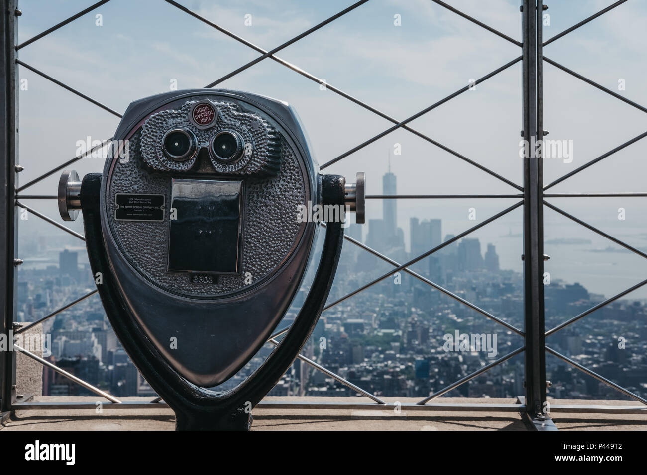 Jumelles à pièces sur la plate-forme d'observation à l'Empire State Building, New York, USA, ville sur l'arrière-plan. Banque D'Images