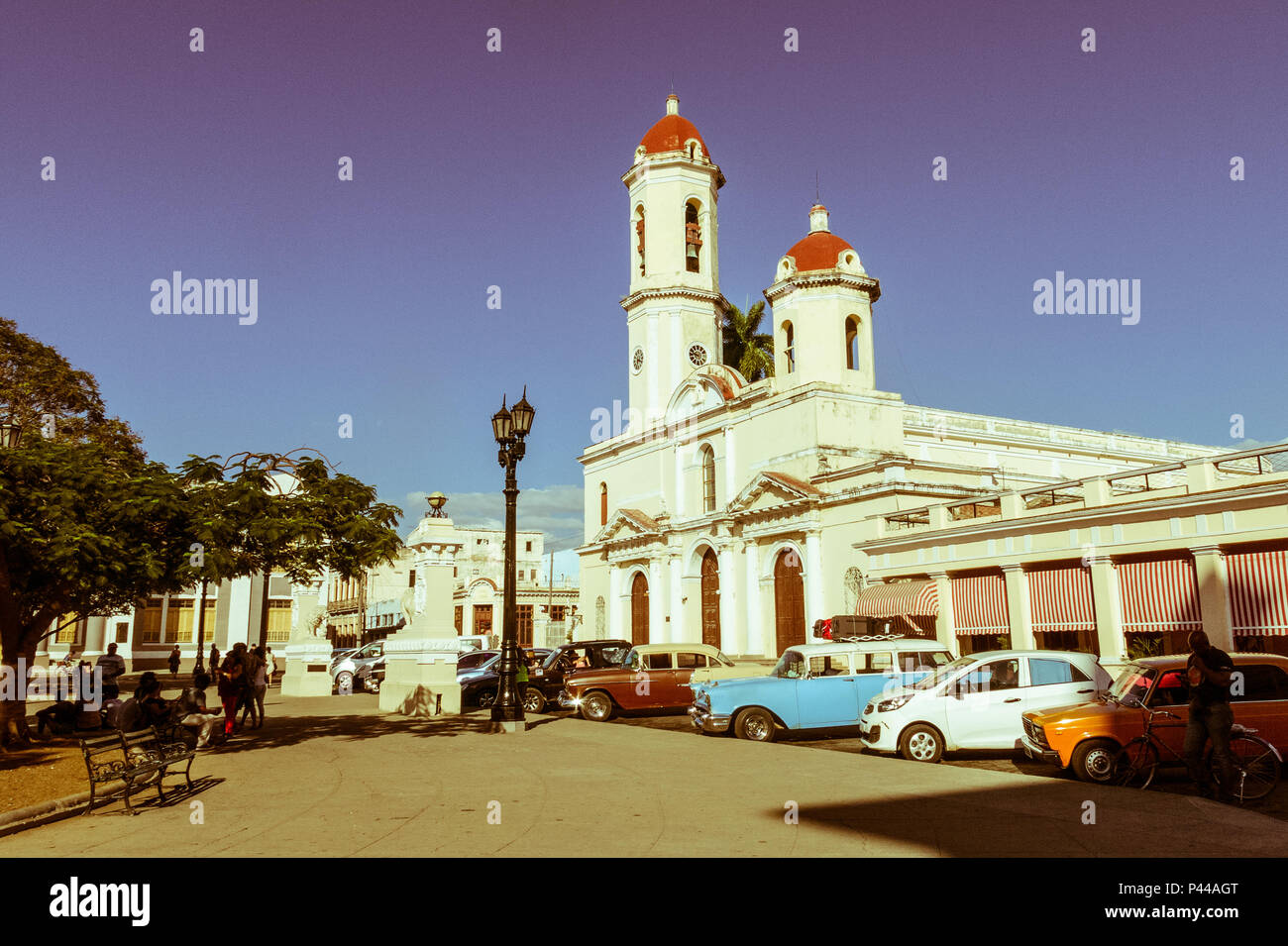 CIENFUEGOS, CUBA - 3 janvier 2017 : voitures anciennes à Jose Marti Park, la place principale de Cienfuegos, Cuba. Image avec effet d'antan et vintage Banque D'Images