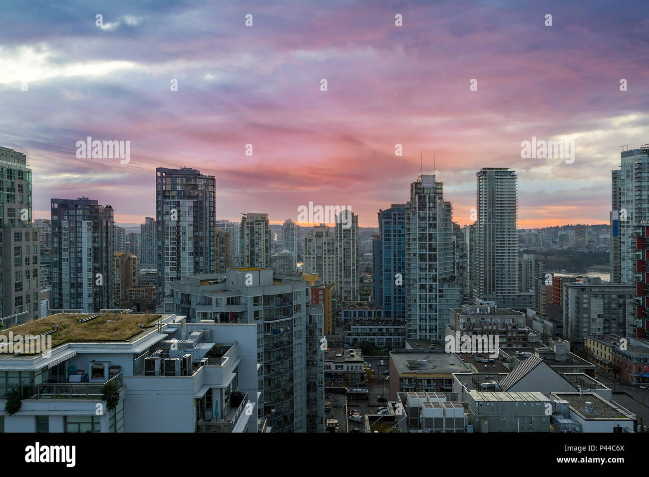 Lever du soleil sur la ville centre-ville de condominiums Vancouver BC British Columbia Canada Banque D'Images