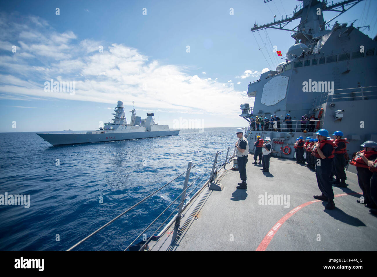 160615-N-KK394-194 MER MÉDITERRANÉE (15 juin 2016) - Le destroyer italien SON Andrea Doria (D553) voiles aux côtés des missiles USS Mason (DDG 87) avant un ravitaillement en mer avec le pétrolier italien SON Etna (A5326) dans la mer Méditerranée, le 15 juin 2015. La Mason, déployés dans le cadre du groupe aéronaval d'Eisenhower, mène des opérations navales dans la sixième flotte américaine zone d'opérations à l'appui de la sécurité nationale des États-Unis en Europe. (U.S. Photo par marine Spécialiste de la communication de masse de la classe de 3ème branche) Anderson W. Banque D'Images