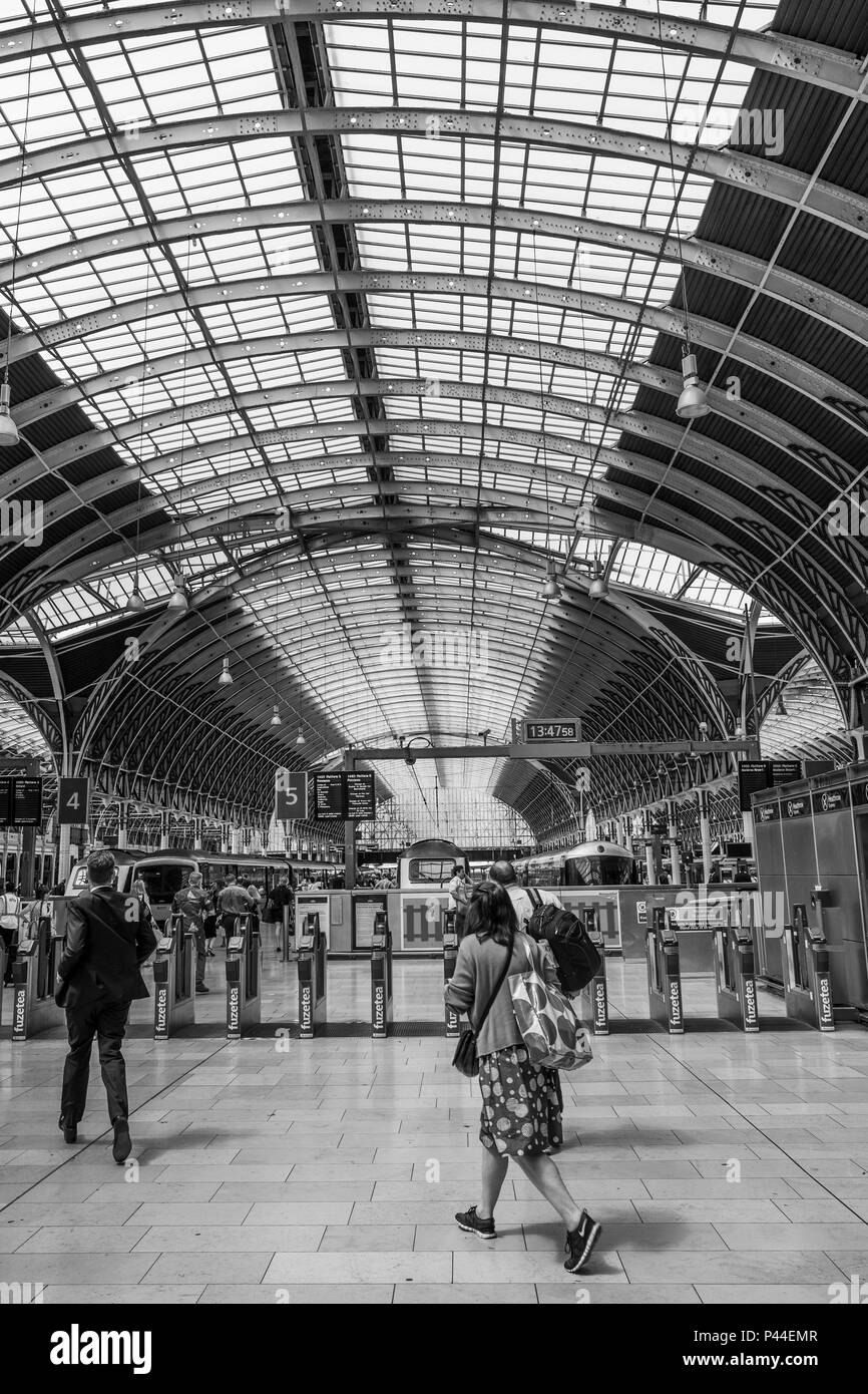 Paddington, Londres, Royaume-Uni, le mardi 19 juin 2018, la gare de Paddington, vue, entrée privée BARRIÈRE AUX PLATES-FORMES 4&5, © Peter SPURRIER Banque D'Images