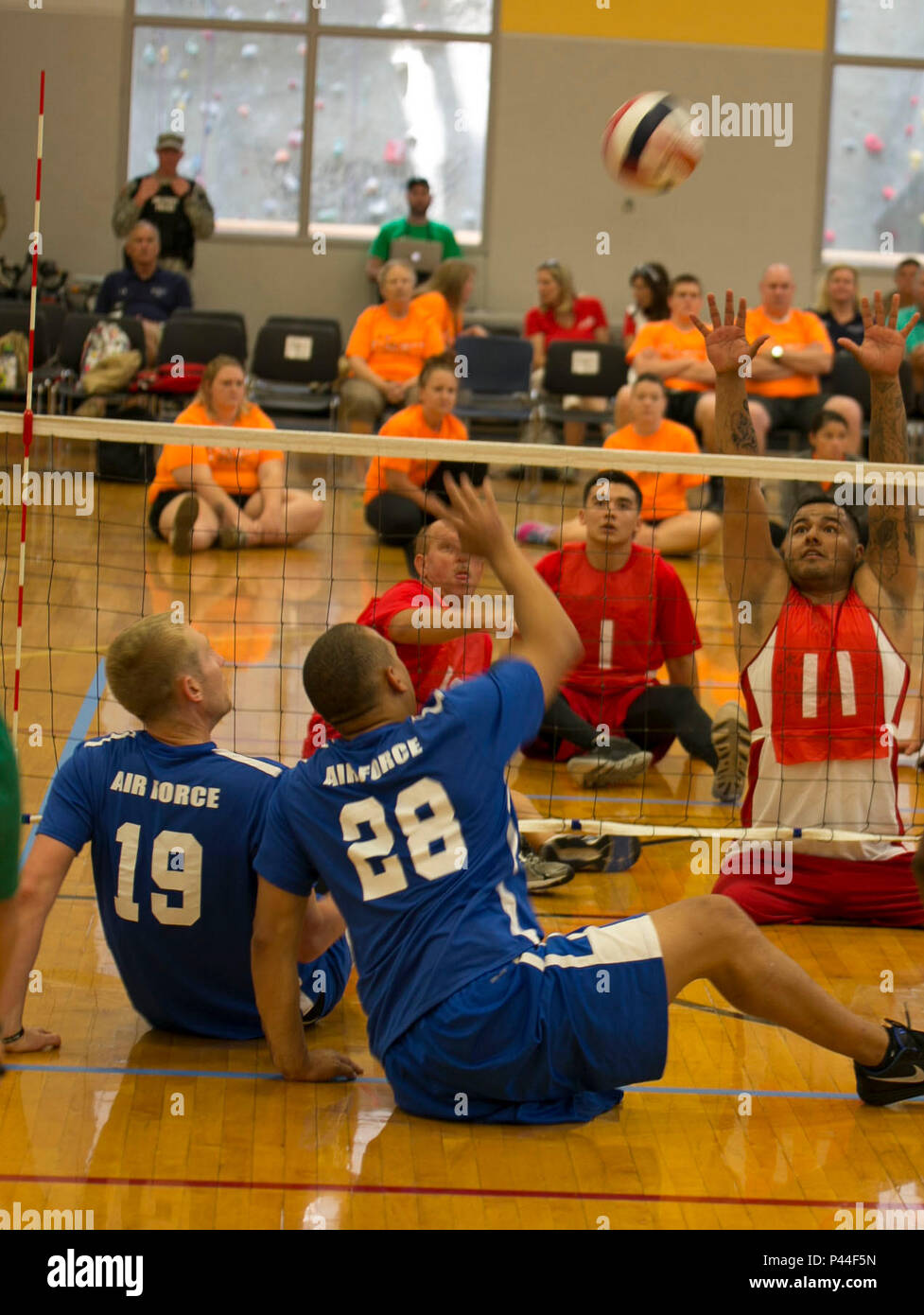 Vétéran du Corps des Marines américain Jorge Salazar lève son bras pour bloquer une attaque massive au cours de la 2016 Ministère de la Défense (DoD) Jeux de guerrier quarts volleyball assis à la U.S. séries académie militaire de West Point, N.Y., 15 juin 2016. Salazar, un Delano, en Californie, les autochtones, est membre de l'équipe des Jeux de guerrier DoD 2016 Marine Corps. La DoD 2016 Jeux de guerrier est un concours sportif adapté des blessés, des malades et des blessés militaires et des anciens combattants de l'armée américaine, Marine Corps, la marine, la Force aérienne et le commandement des opérations spéciales, les Forces armées britanniques. (U.S. Marine Corps photo par le s.. Banque D'Images