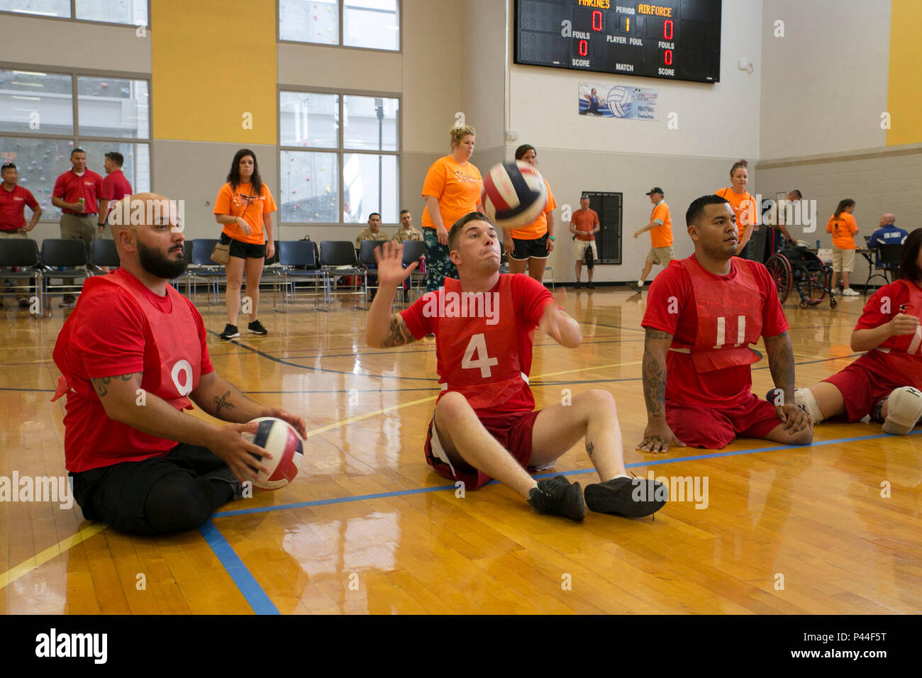 Le Corps des Marines des États-Unis. Dakota Boyer, centre, sert un volley-ball pendant un 2016 Ministère de la Défense (DoD) Jeux de guerrier à l'échauffement arborant U.S. Military Academy de West Point, N.Y., 13 juin 2016. Boyer, Petoskey, Michigan, indigène, est membre de l'équipe des Jeux de guerrier DoD 2016 Marine Corps. La DoD 2016 Jeux de guerrier est un concours sportif adapté des blessés, des malades et des blessés militaires et des anciens combattants de l'armée américaine, Marine Corps, la marine, la Force aérienne et le commandement des opérations spéciales, les Forces armées britanniques. (U.S. Marine Corps photo par le Cpl. Calvin Shamoon/libérés) Banque D'Images