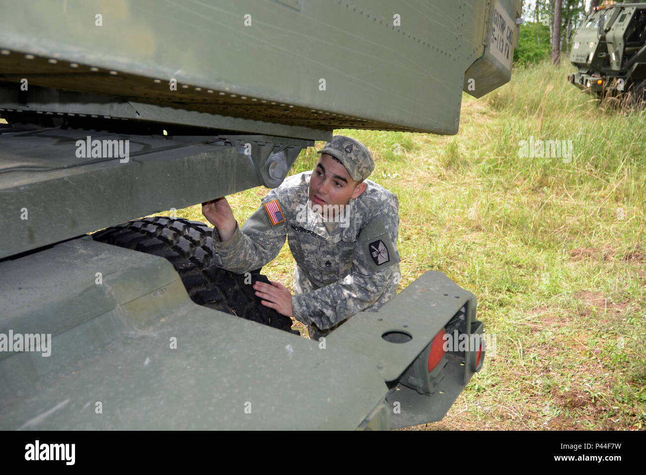 Le sergent de l'armée américaine. Clinton Morrison, 5e bataillon du 113e Régiment d'artillerie (système de roquettes d'artillerie à grande mobilité), Caroline du Nord de la Garde nationale, inspecte un HIMARS launcher à Kielce, Pologne, Région de formation au cours de l'effort Anakonda 16 Juin 2, 2016. Une16 est l'un de l'armée américaine en Europe le multinationaux de formation. Il s'agit d'un exercice national polonais qui vise à former, de l'exercice, et d'intégrer la commande nationale polonaise et la structure des forces alliées, dans un environnement multinational, conjoint. (U.S. La Garde nationale de l'armée photo par le Sgt. 1re classe Robert Jordan, Caroline du Nat Banque D'Images