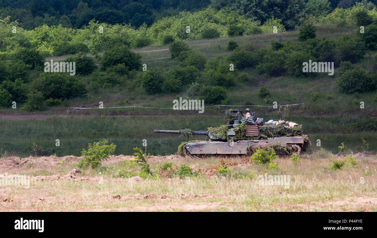 U.S. Army Tank crew affecté au 2e Bataillon, 7e Régiment d'infanterie, 1st Armored Brigade Combat Team, exploite un M1 A1 Abrams réservoir pendant le Bucierz 2016 Anakonda à éventail en Promorskie Drawsko, Pologne, le 15 juin, 2016. Anakonda 2016 est un exercice multinational dirigée par la Pologne, qui a lieu tout au long de la Pologne à partir de juin 7-17. Cet exercice implique plus de 31 000 participants de plus de 20 nations. (U.S. Photo de l'armée par la FPC. Casey/Dinnison libéré) Banque D'Images