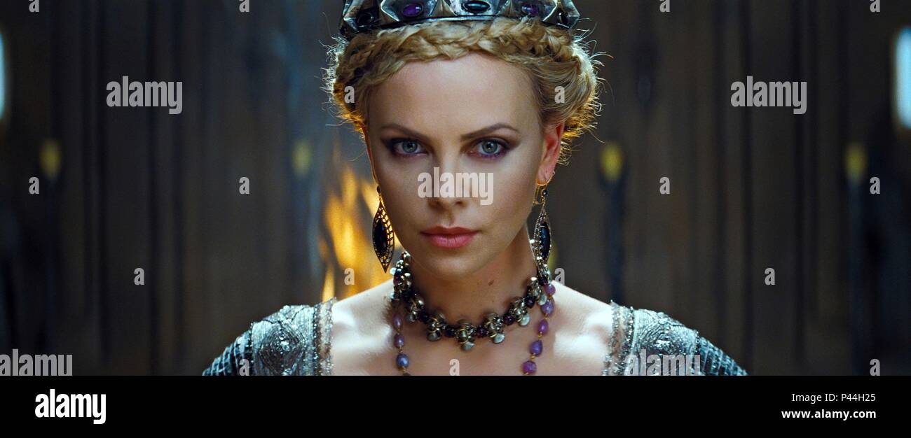 Titre original : Blanche-neige et le chasseur. Titre en anglais : Blanche-neige et le chasseur. Directeur de film : RUPERT SANDERS. Année : 2012. Stars : CHARLIZE THERON. Credit : UNIVERSAL PICTURES / Album Banque D'Images