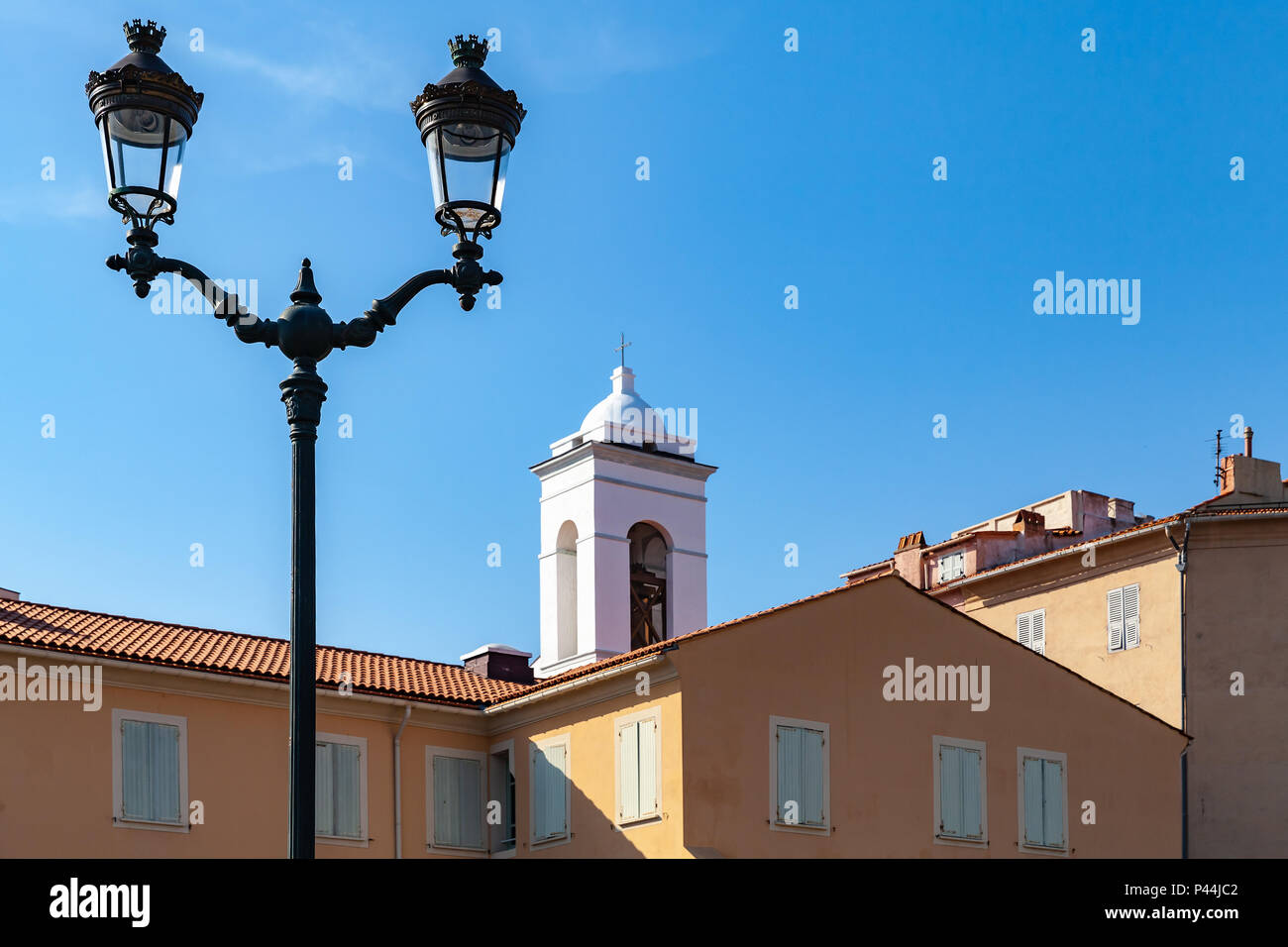 Vue sur la ville d'Ajaccio avec lampe de rue et dome de Eglise St Erasme. L'île de Corse, France Banque D'Images