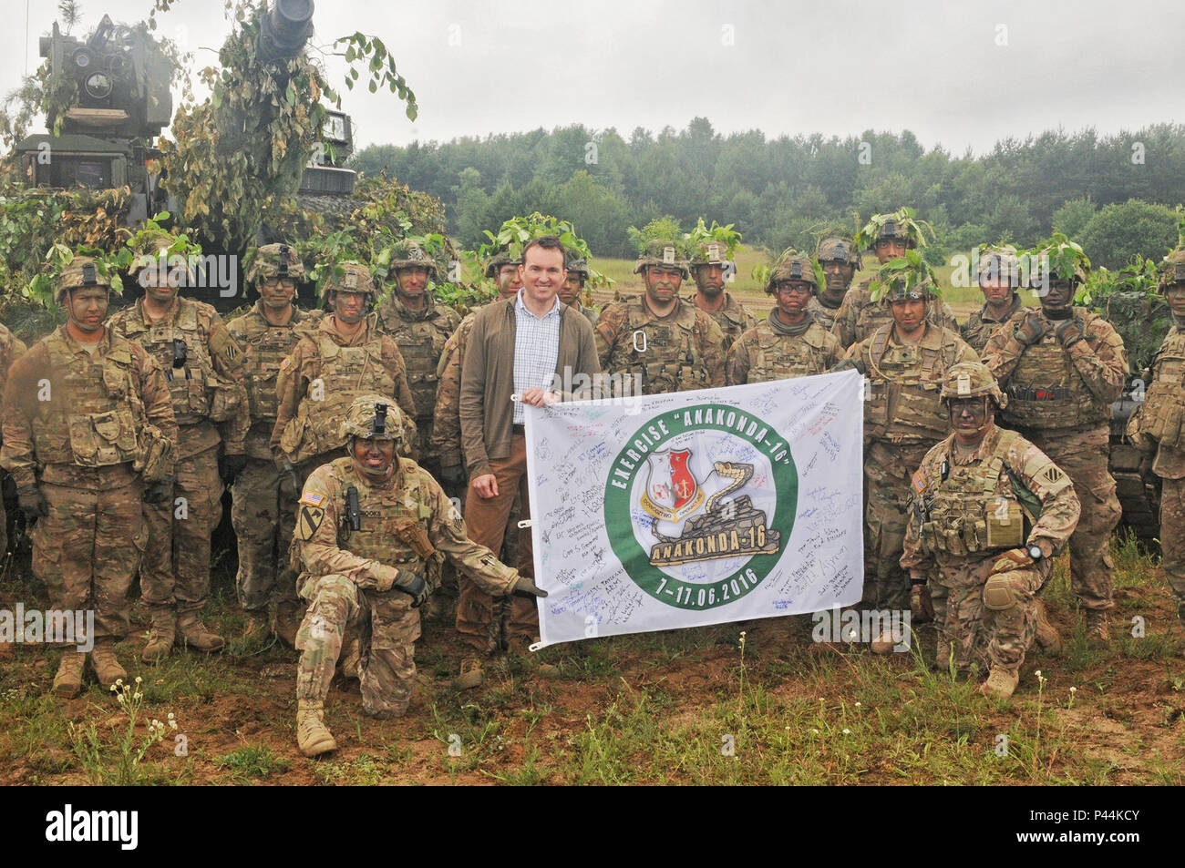 Secrétaire de l'armée, l'honorable Eric Fanning est titulaire d'un exercice 2016 tout en visitant l'Anaconda drapeau soldats américains participant à l'exercice de Drawsko Pomorskie, Pologne. dirigée par la Pologne, un exercice multinational de juin 7-17, auprès d'environ 31 000 participants de plus de 20 nations et est un événement de formation de l'armée américaine pour l'Europe. Banque D'Images